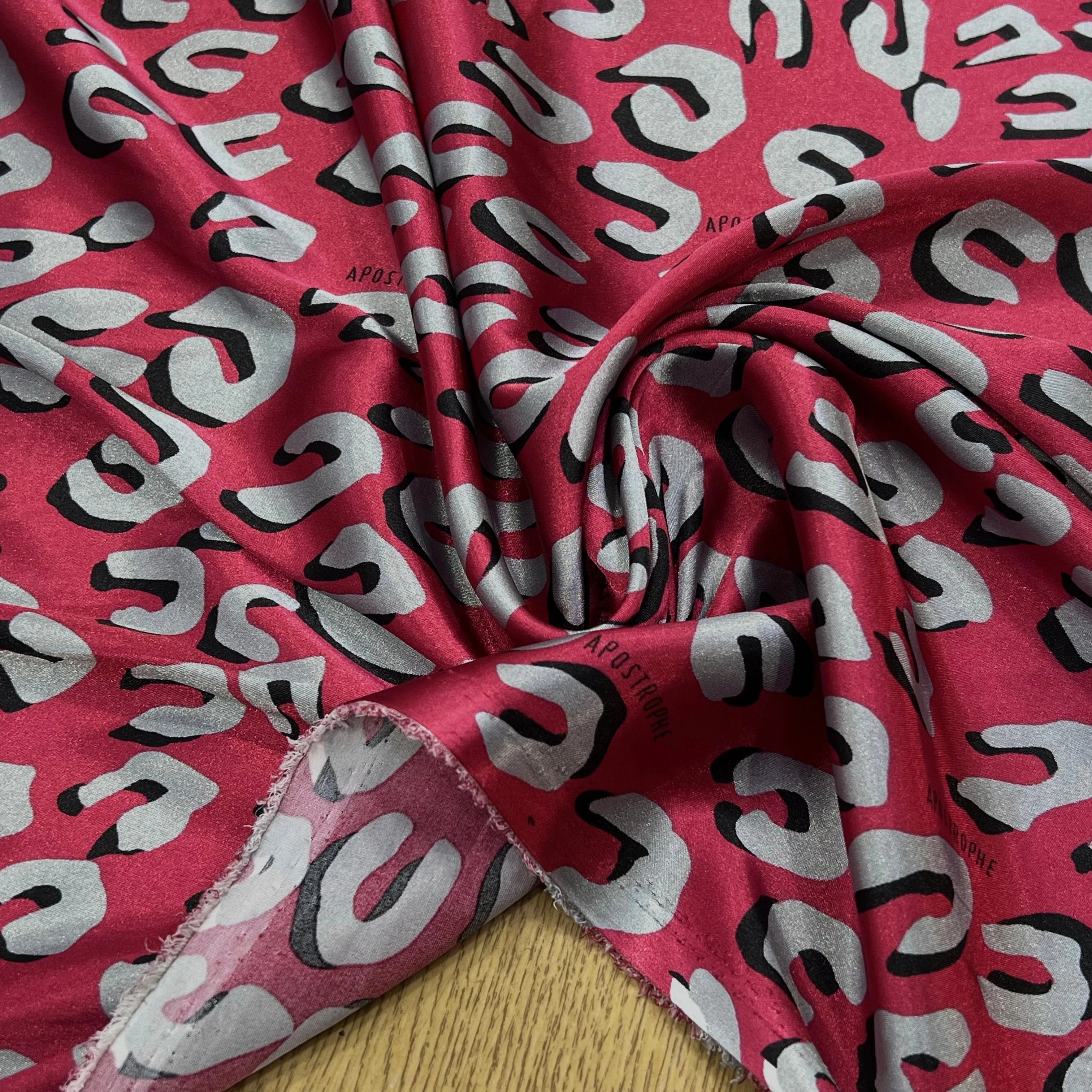 SATIN STRETCH ROUGE MOTIFS GRIS - My Little Coupon