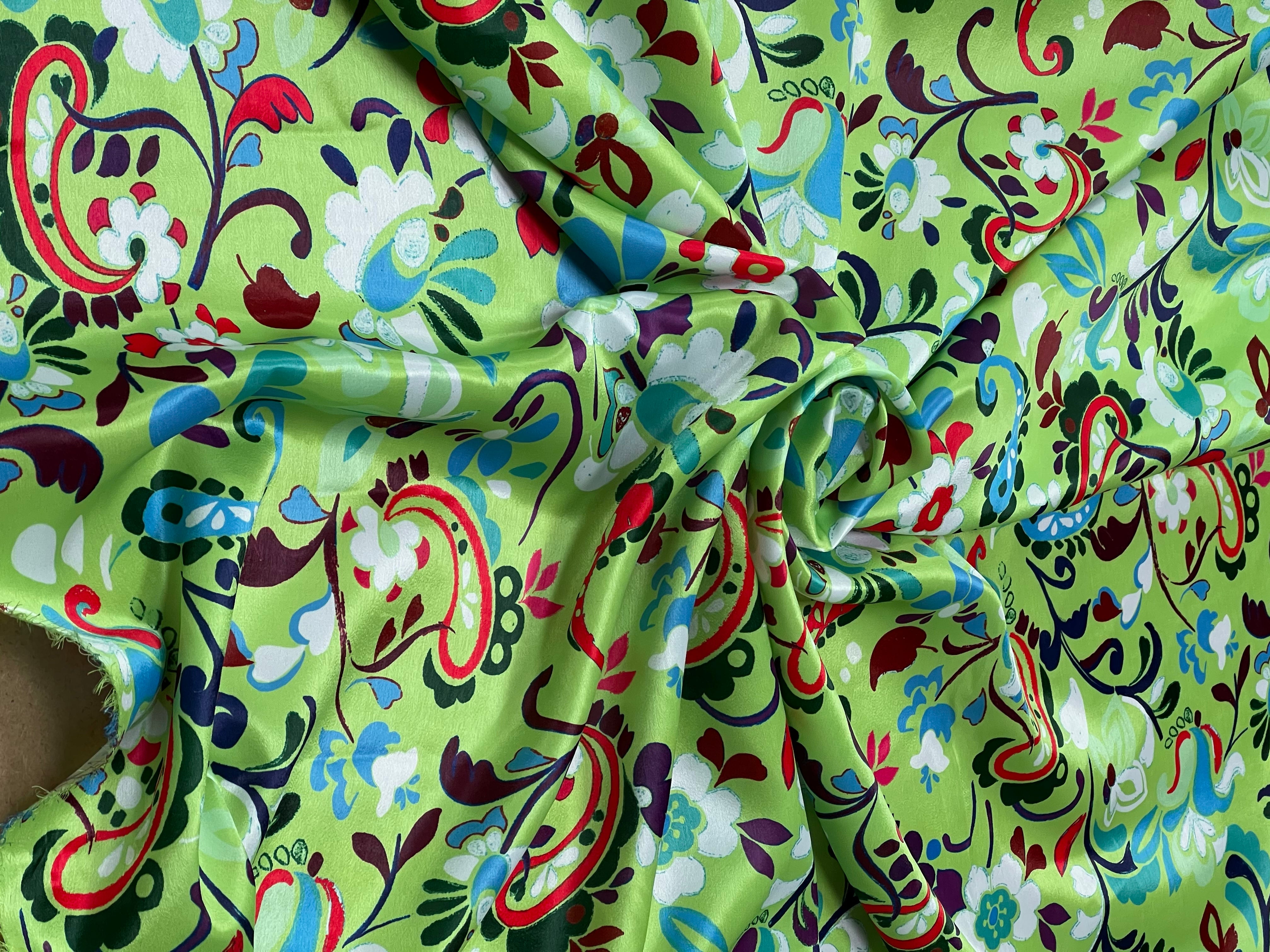 SATIN VELOUTÉ DE JOLIES FLEURS FOND VERT - My Little Coupon