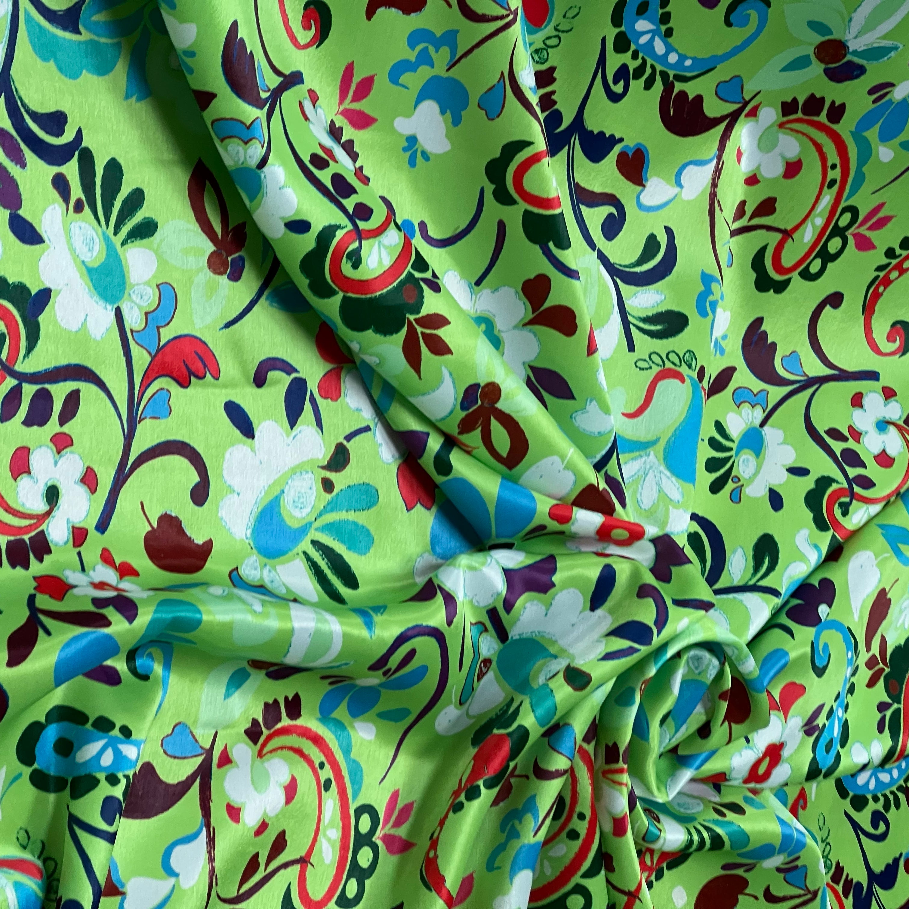 SATIN VELOUTÉ DE JOLIES FLEURS FOND VERT - My Little Coupon