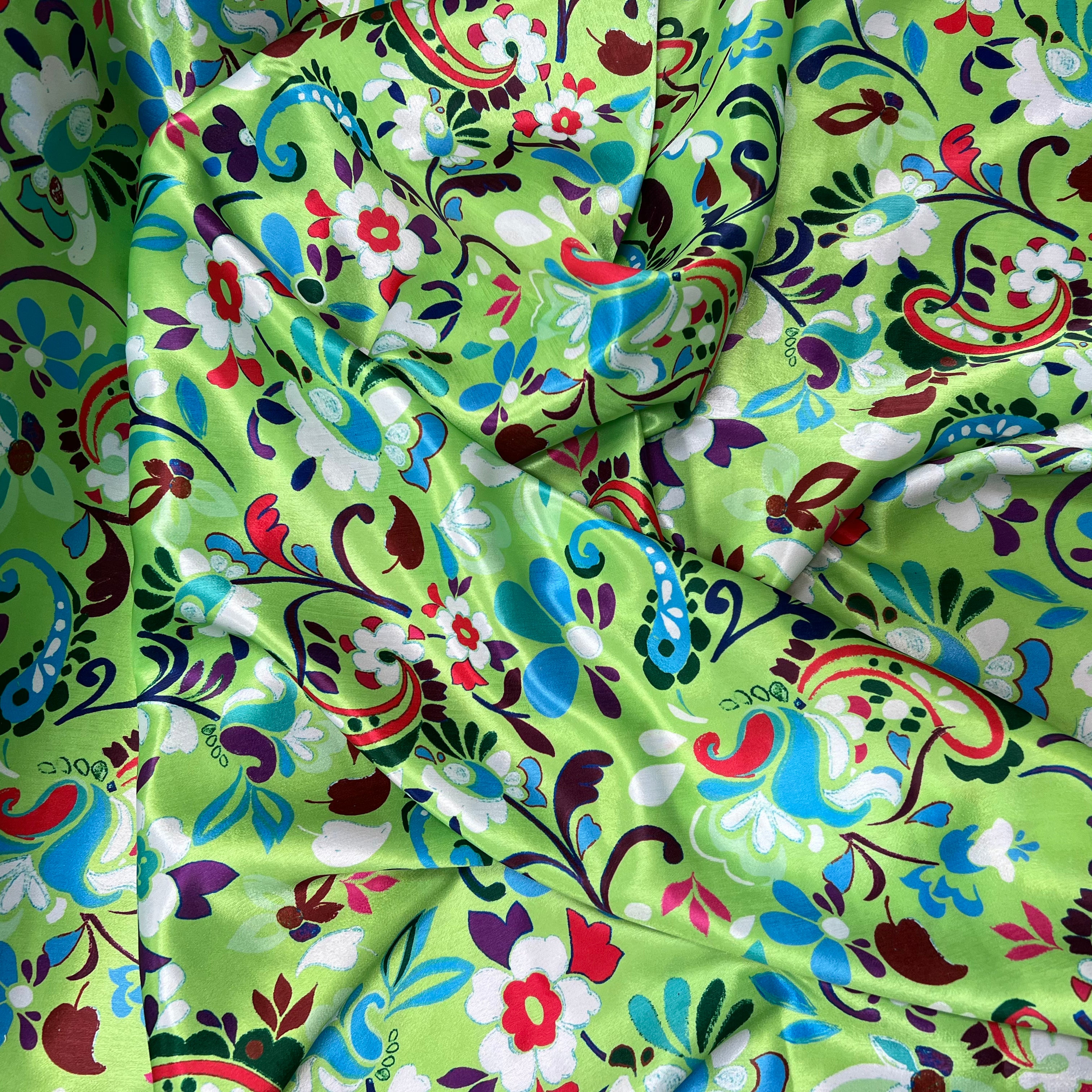 SATIN VELOUTÉ DE JOLIES FLEURS FOND VERT - My Little Coupon