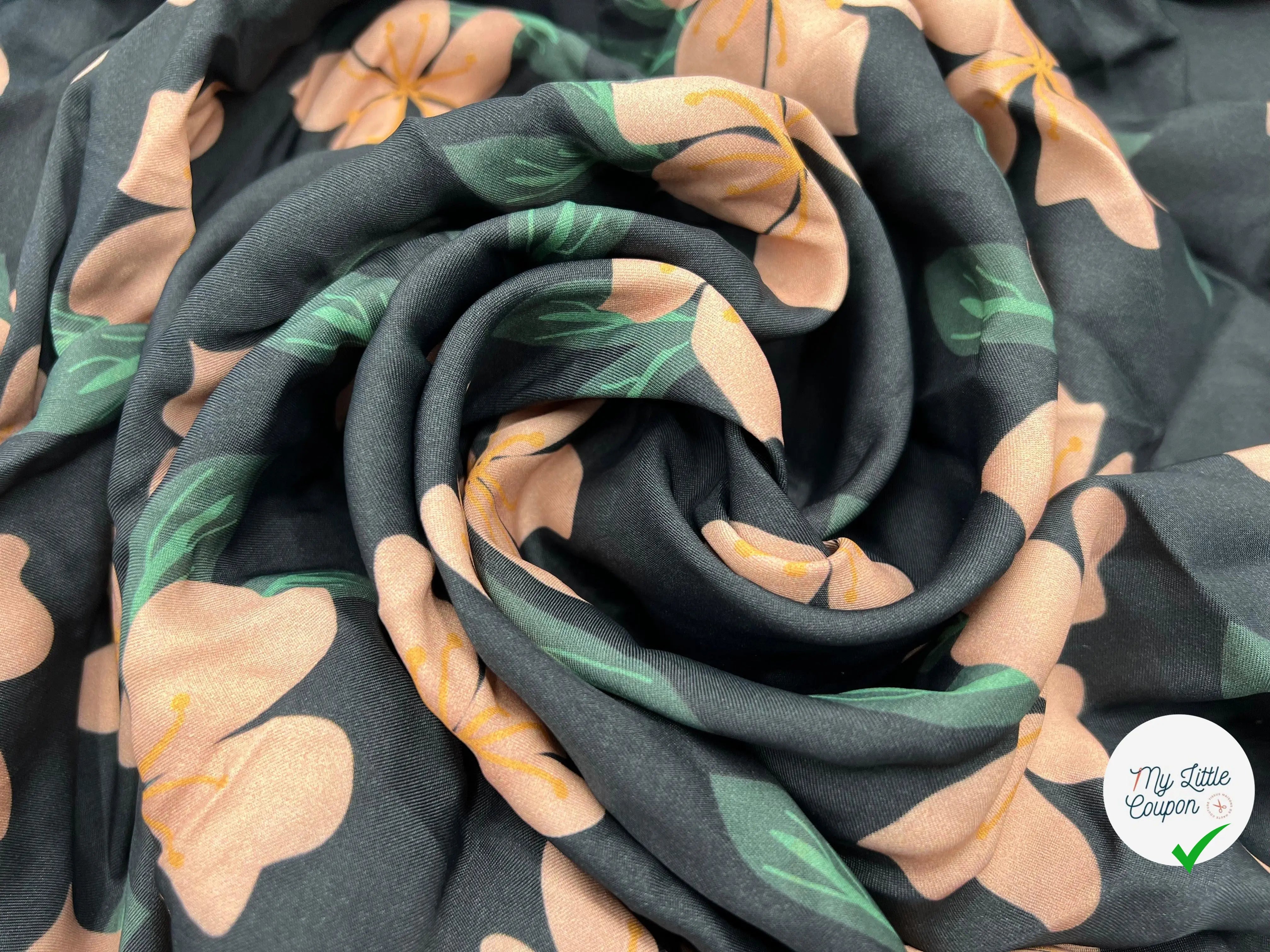 SATIN VISCOSE FINEMENT SERGÉ FLEURS BLUSH SUR FOND NOIR - My Little Coupon - tissu - coudre