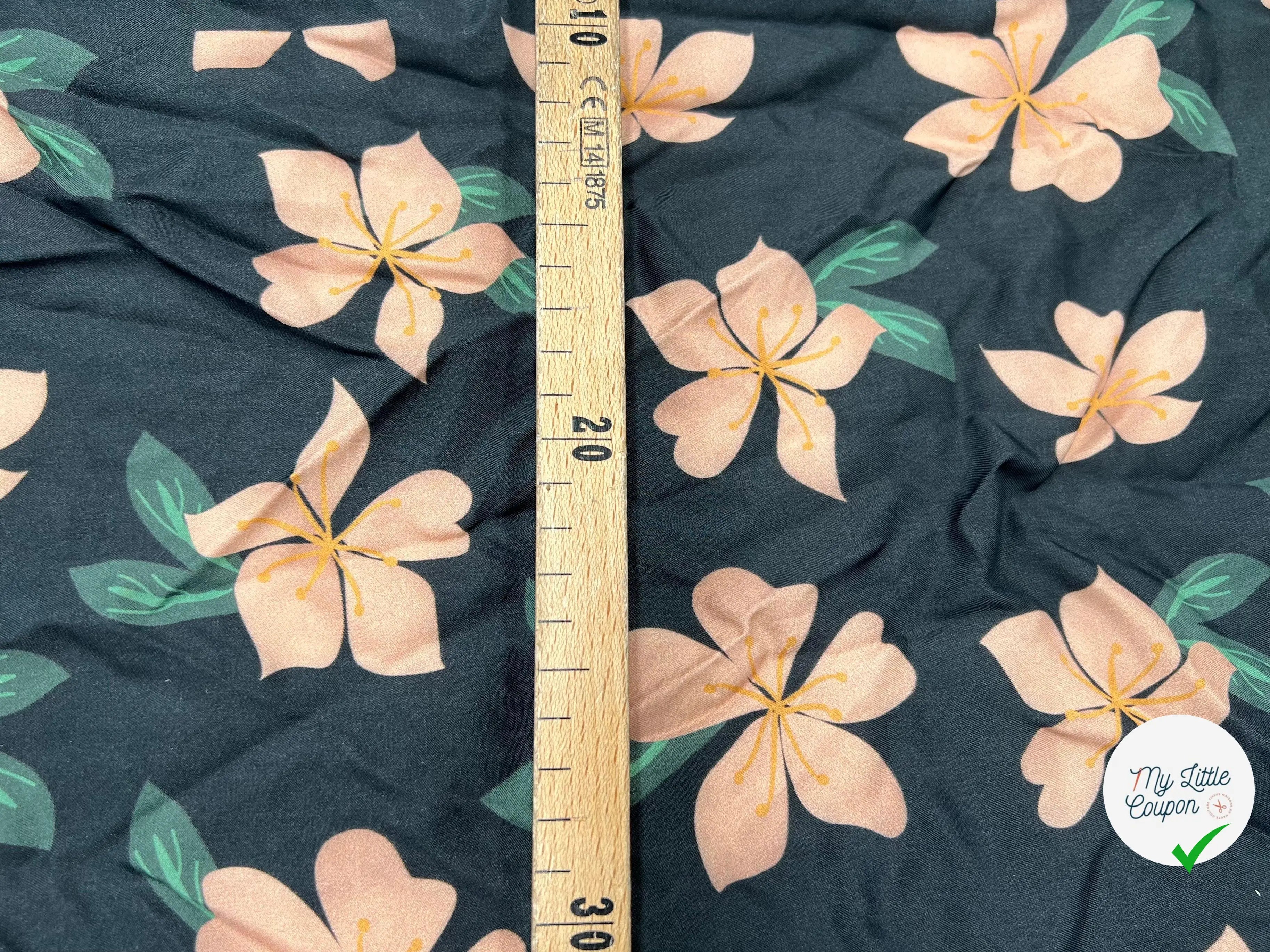 SATIN VISCOSE FINEMENT SERGÉ FLEURS BLUSH SUR FOND NOIR - My Little Coupon - tissu - coudre