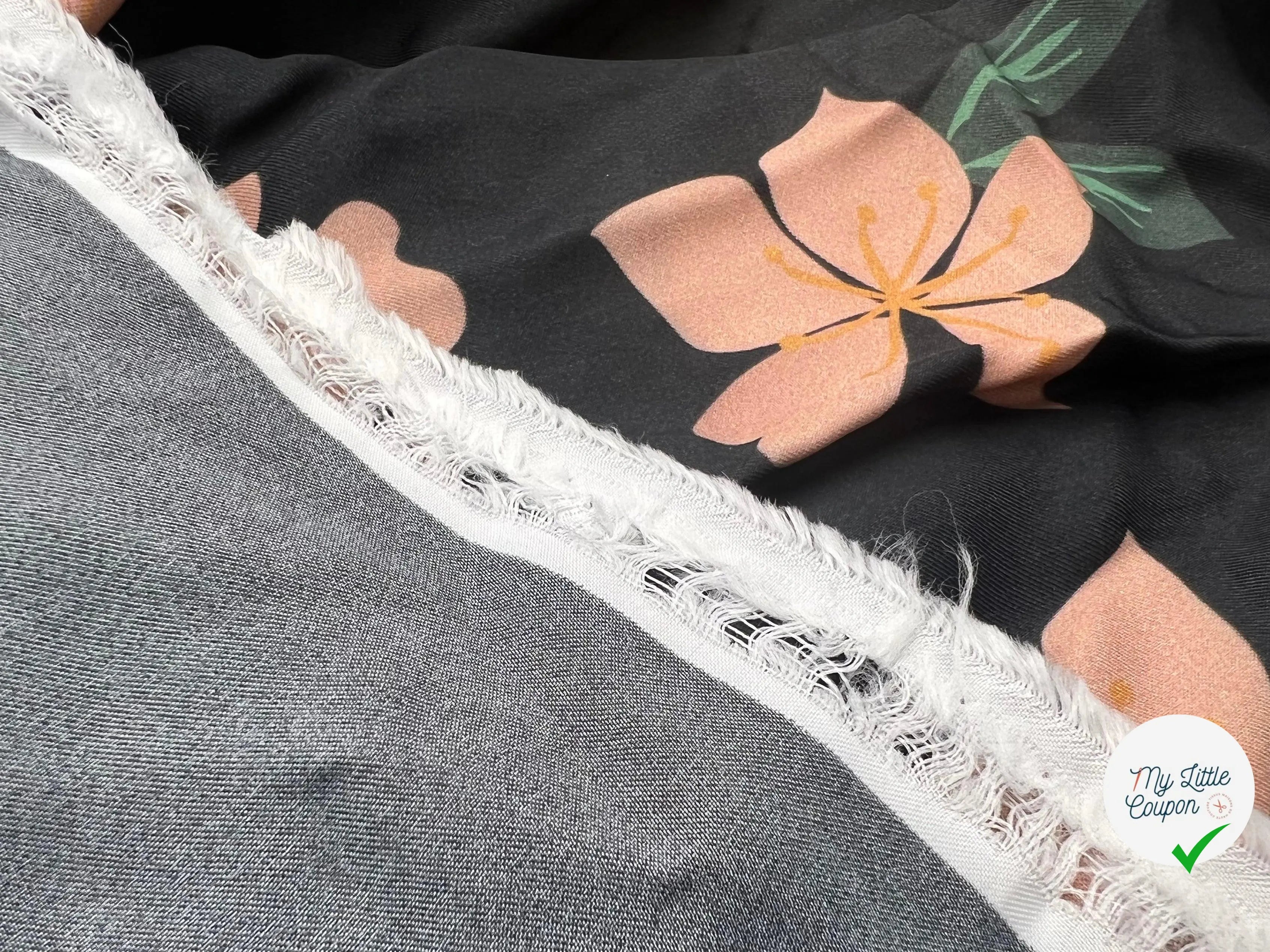 SATIN VISCOSE FINEMENT SERGÉ FLEURS BLUSH SUR FOND NOIR - My Little Coupon - tissu - coudre