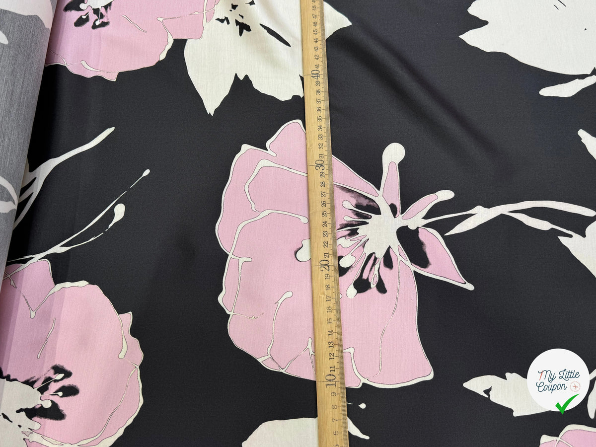 SATIN VISCOSE FLUIDE ET DOUCE FOND NOIR CHIC GROSSES FLEURS - My Little Coupon