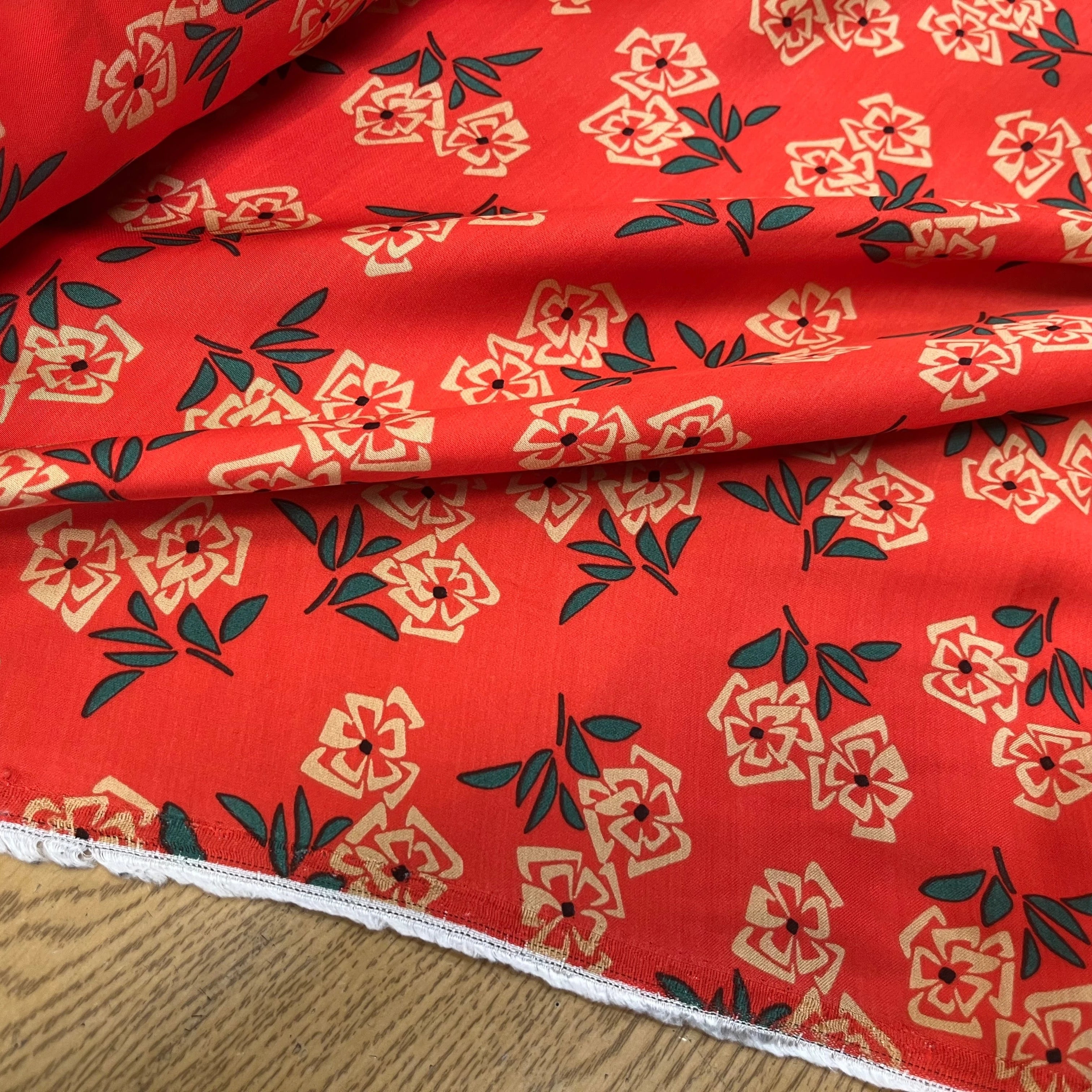 SATIN VISCOSE IMPRIMÉ FLEURS FOND CORAIL SUPER FLUIDE - My Little Coupon