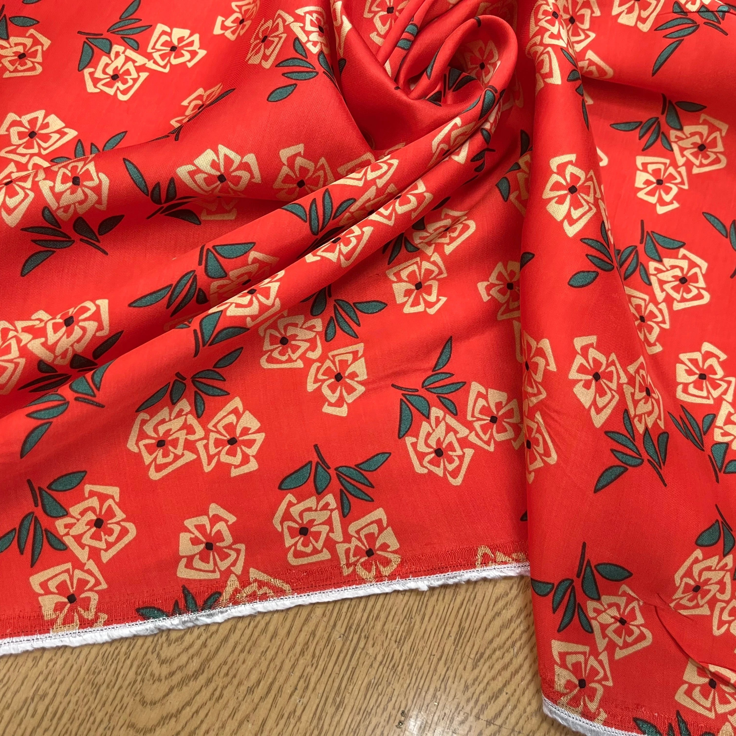 SATIN VISCOSE IMPRIMÉ FLEURS FOND CORAIL SUPER FLUIDE - My Little Coupon