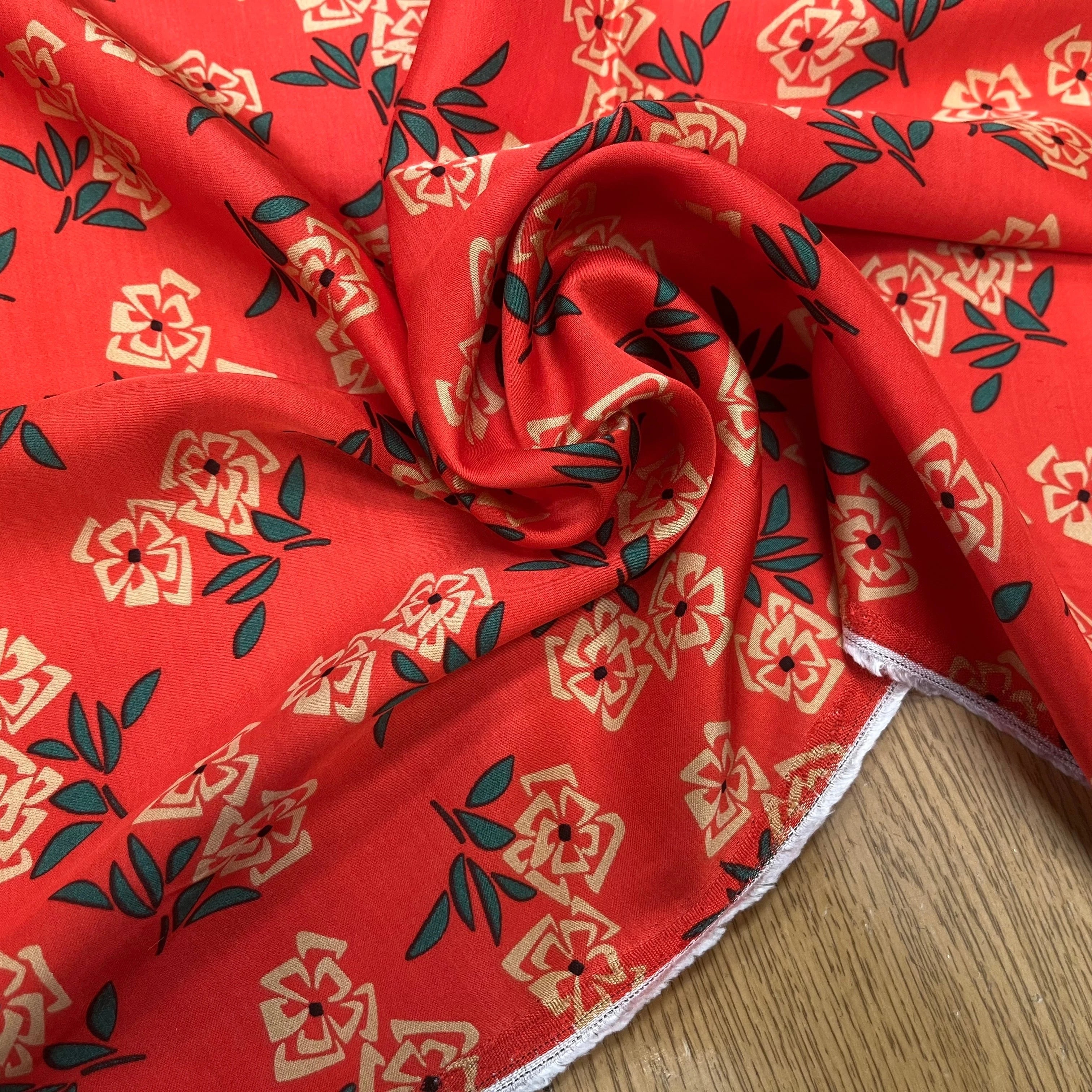 SATIN VISCOSE IMPRIMÉ FLEURS FOND CORAIL SUPER FLUIDE - My Little Coupon