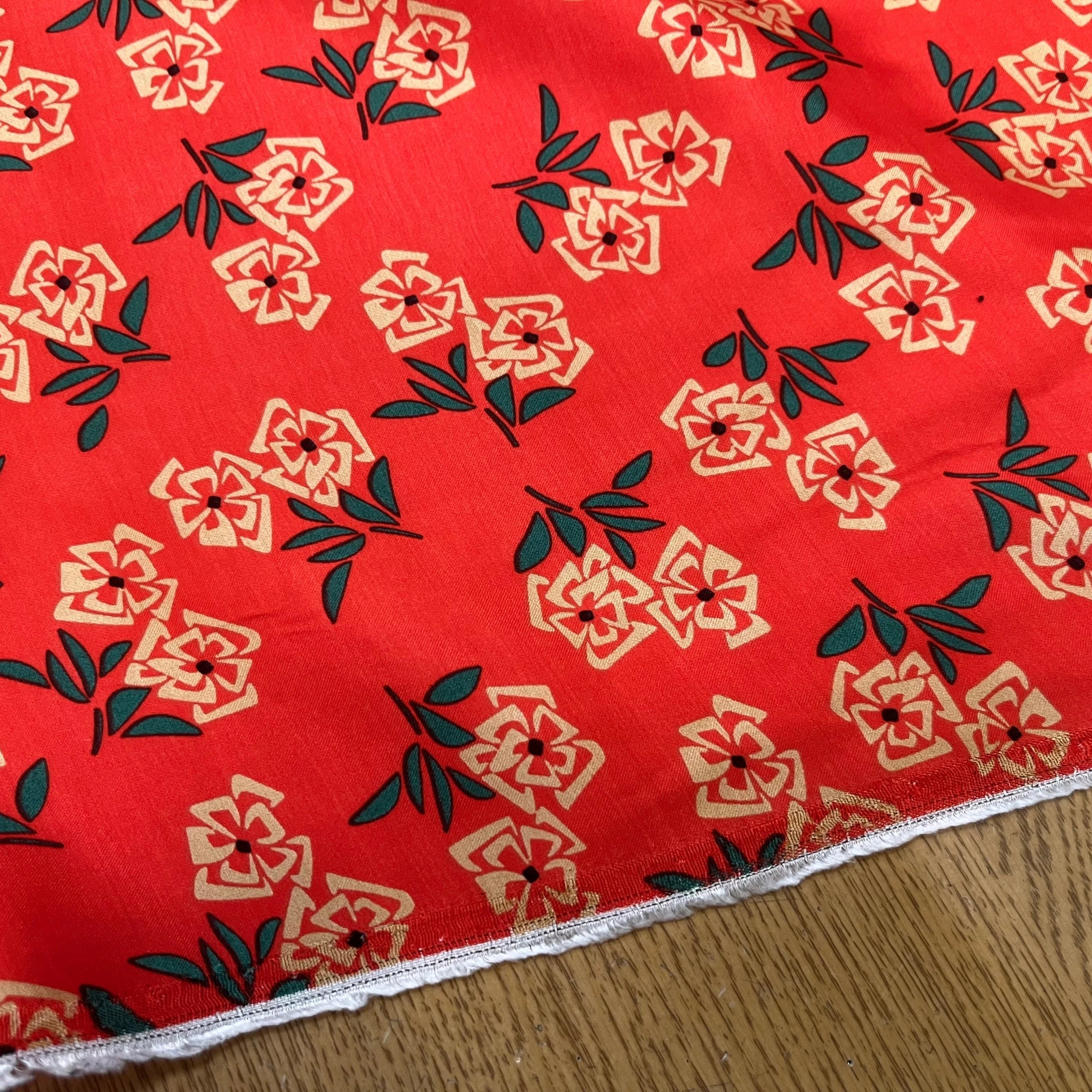 SATIN VISCOSE IMPRIMÉ FLEURS FOND CORAIL SUPER FLUIDE - My Little Coupon