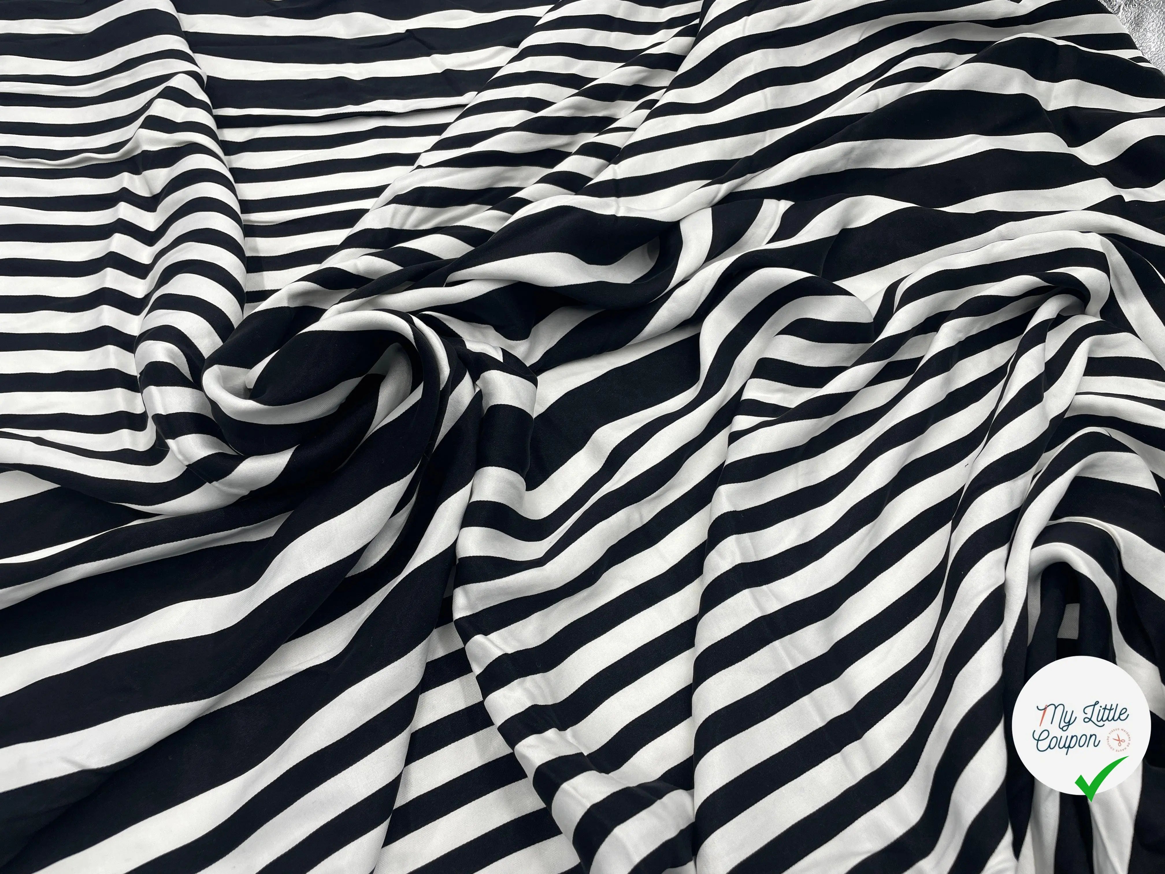 SATIN VISCOSE IMPRIMÉ RAYURES BAYARDÈRE NOIRES - My Little Coupon - tissu - coudre