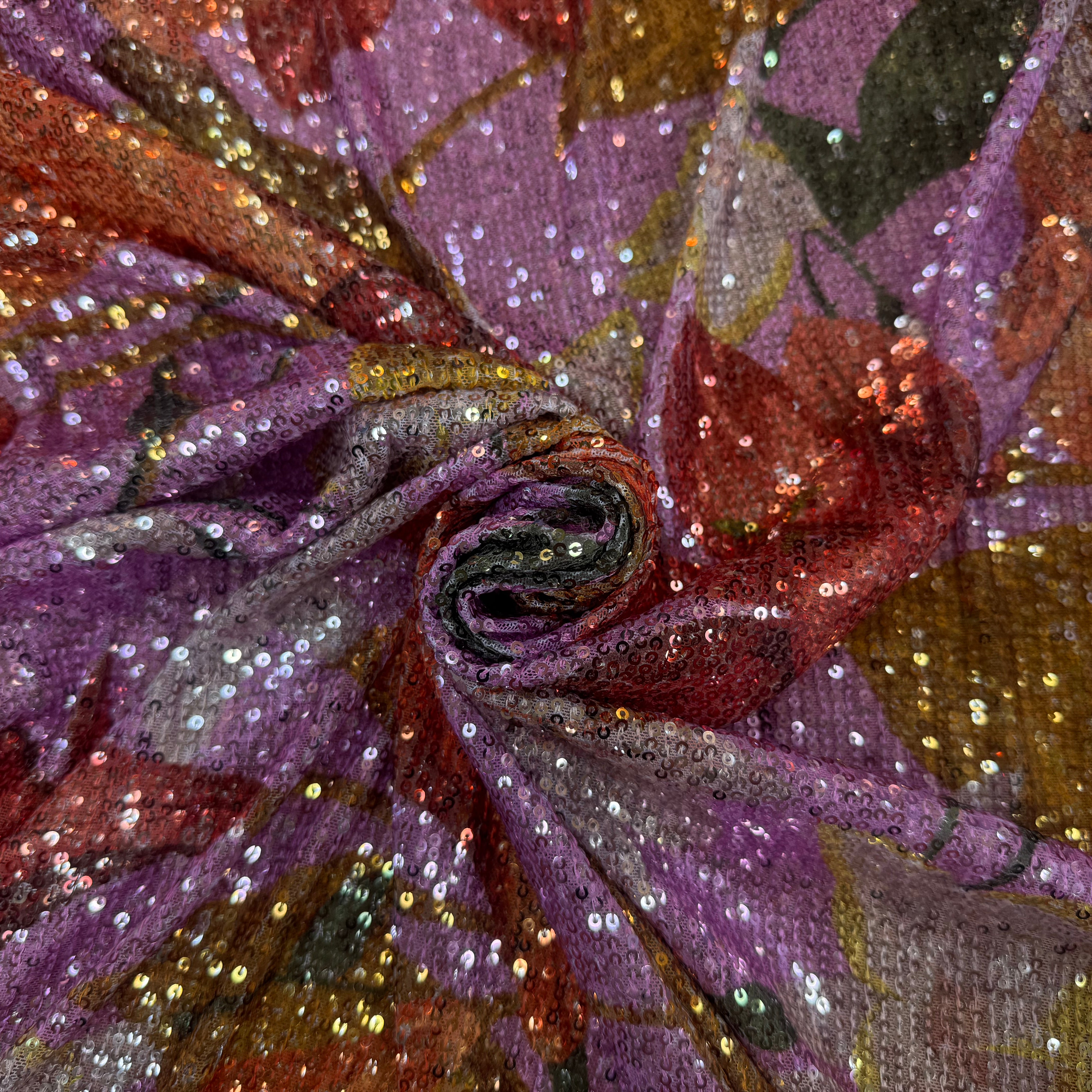 SEQUIN FOND ROSE MOTIFS FLEURS JAUNE ORANGE ET VERT - My Little Coupon