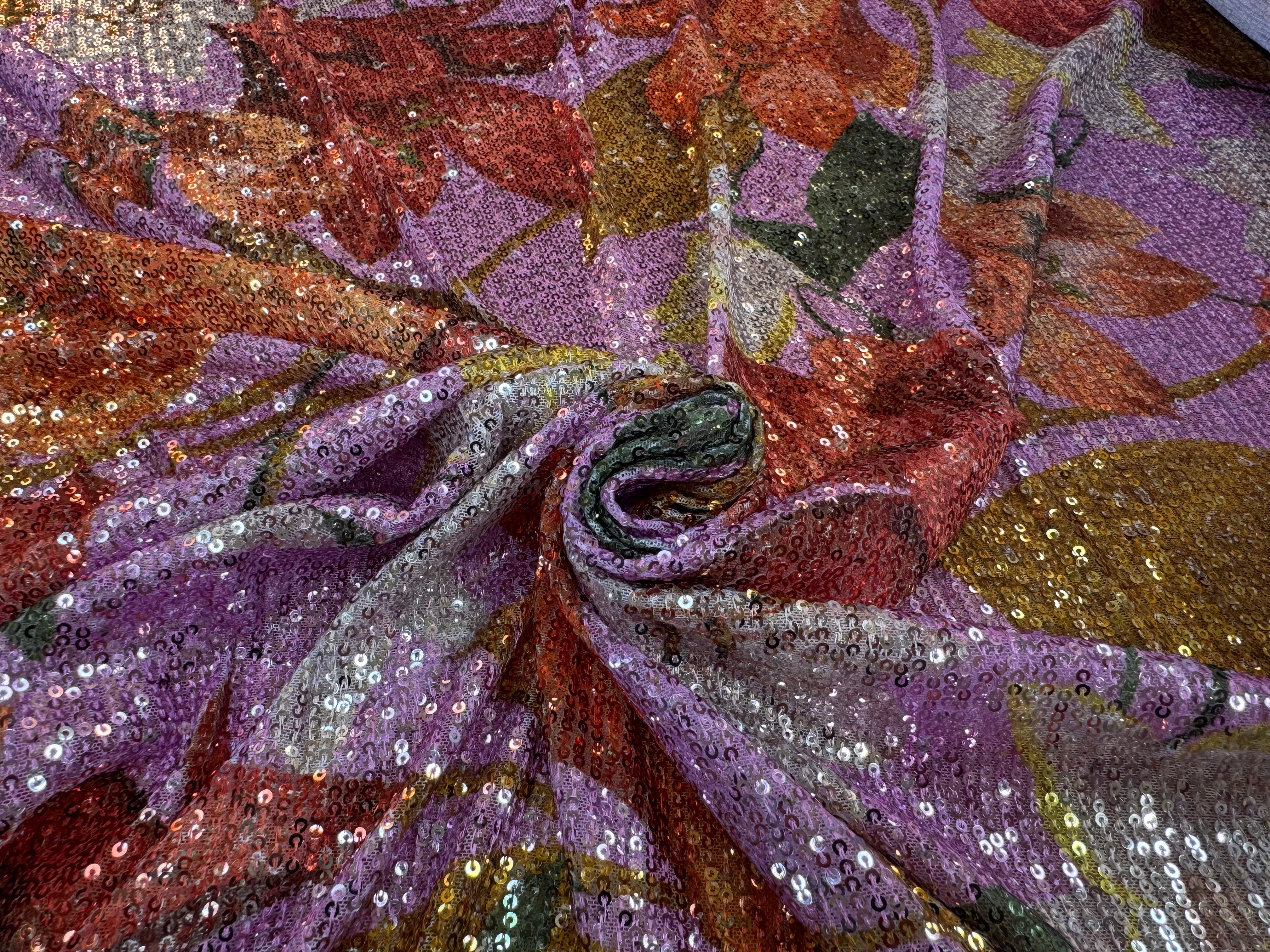 SEQUIN FOND ROSE MOTIFS FLEURS JAUNE ORANGE ET VERT - My Little Coupon