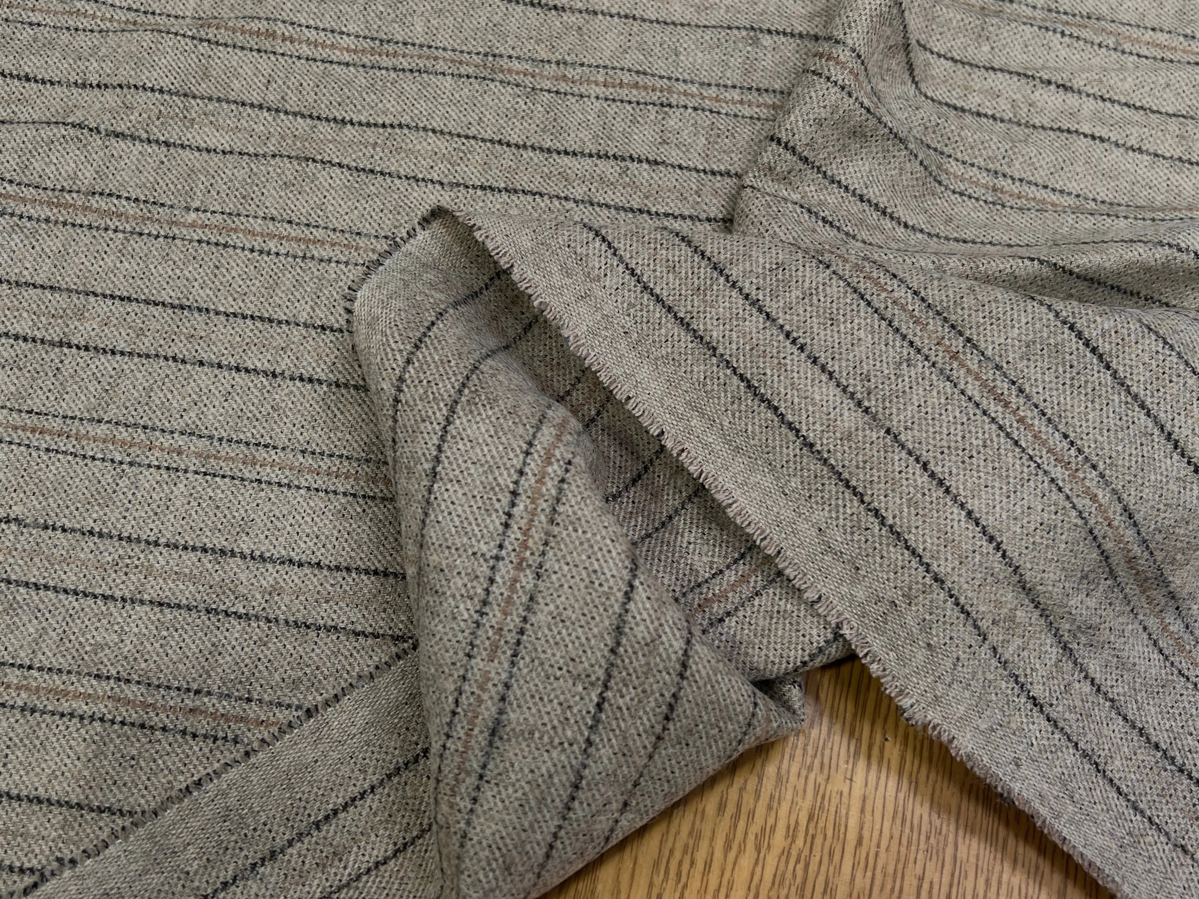 SERGÉ DE LAINE VISCOSE BEIGE RAYURES NOIR ET MARRON 31% LAINE 27% VISCOSE - My Little Coupon