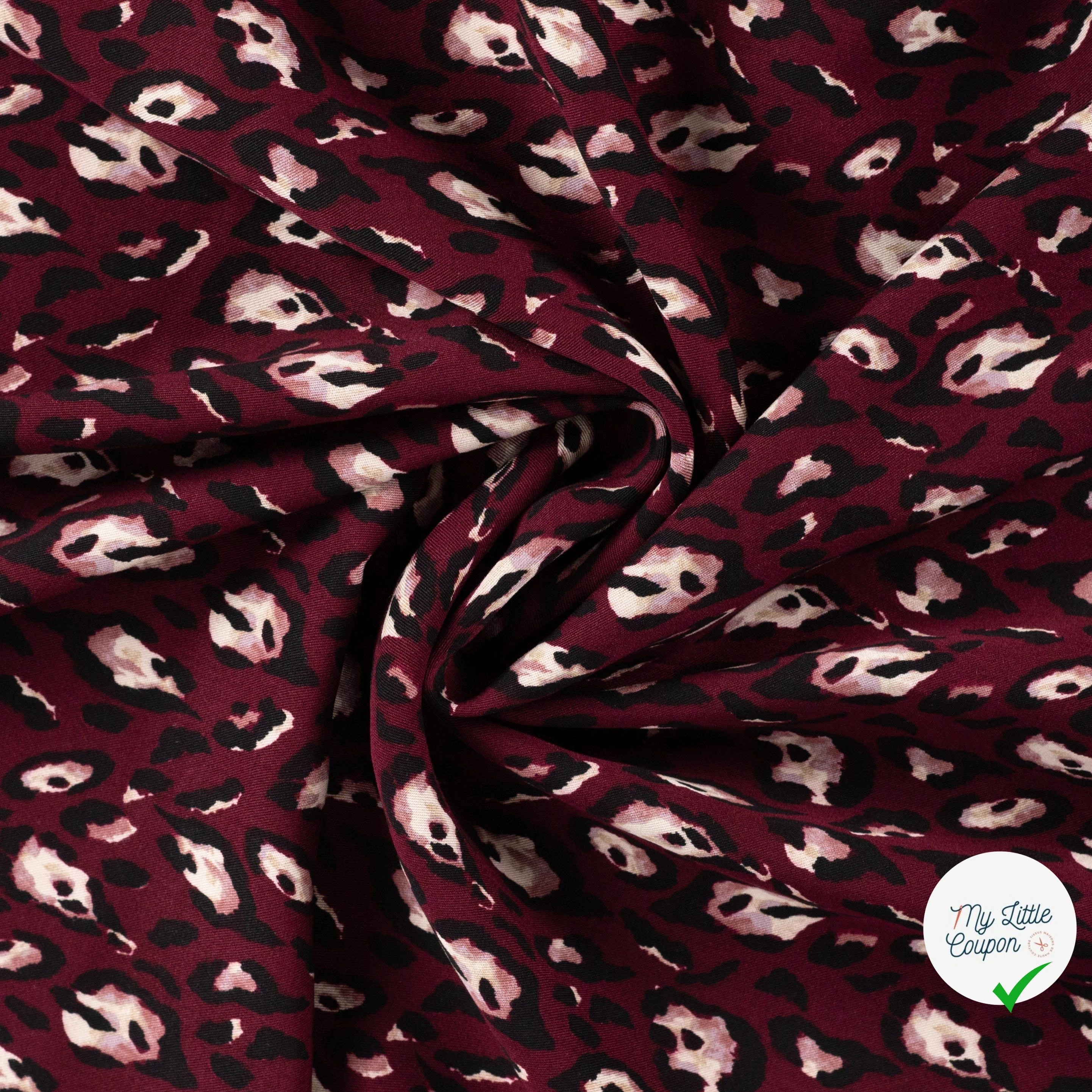 Sergé de viscose imprimé léopard bordeaux - drapé