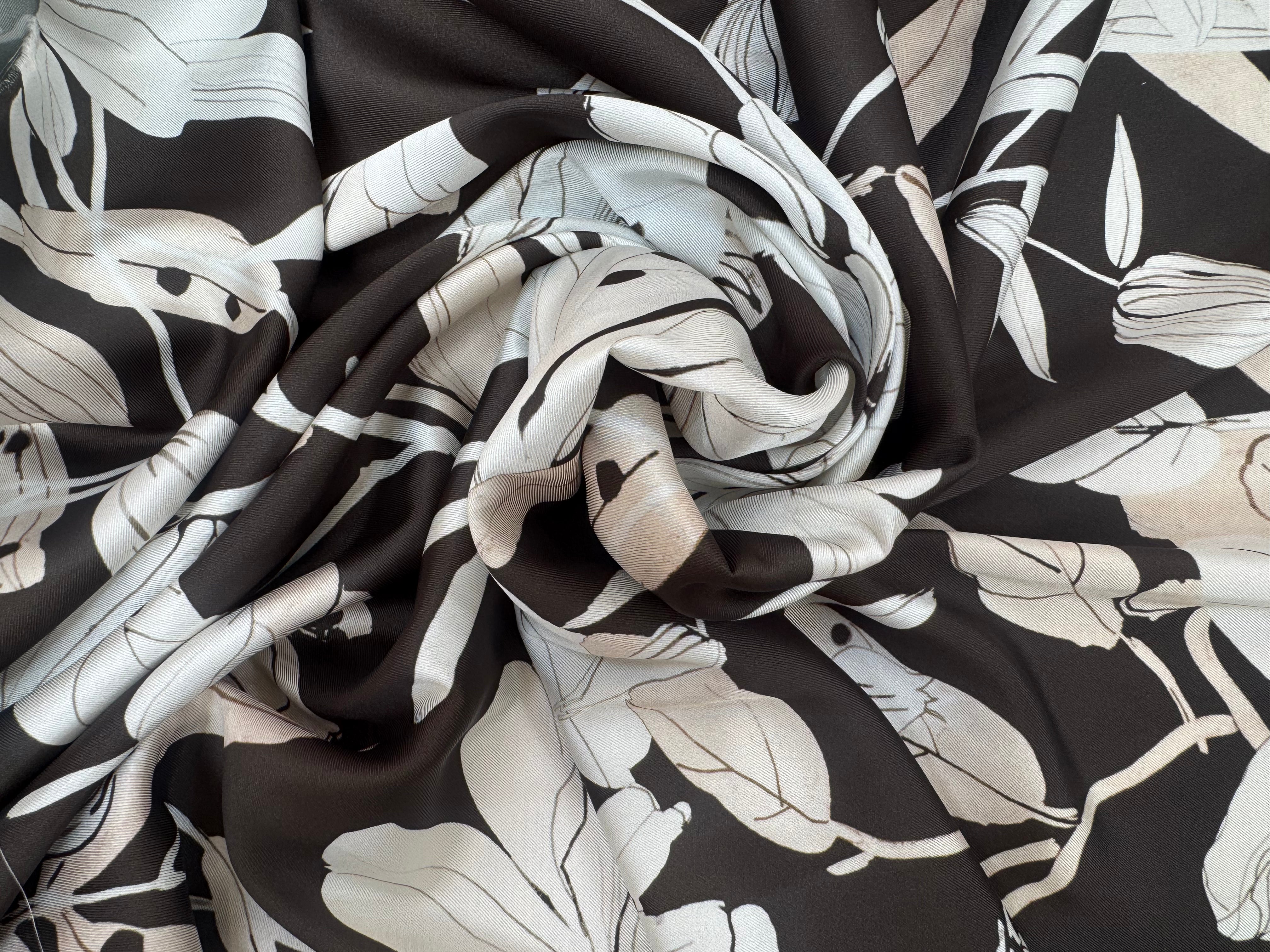SERGE FLUIDE FOND KAKI AVEC FLEURS BLANCHES - My Little Coupon