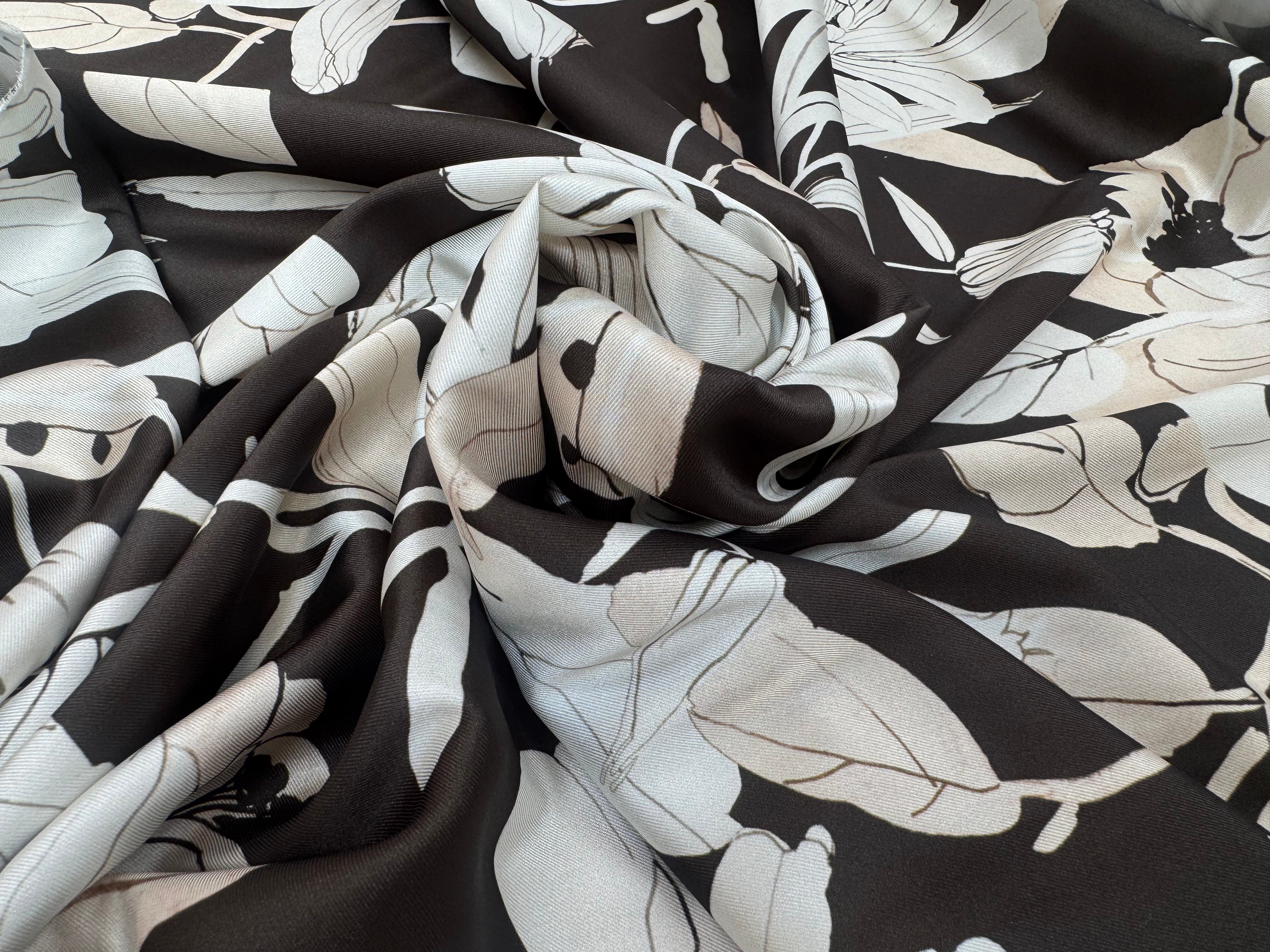 SERGE FLUIDE FOND KAKI AVEC FLEURS BLANCHES - My Little Coupon