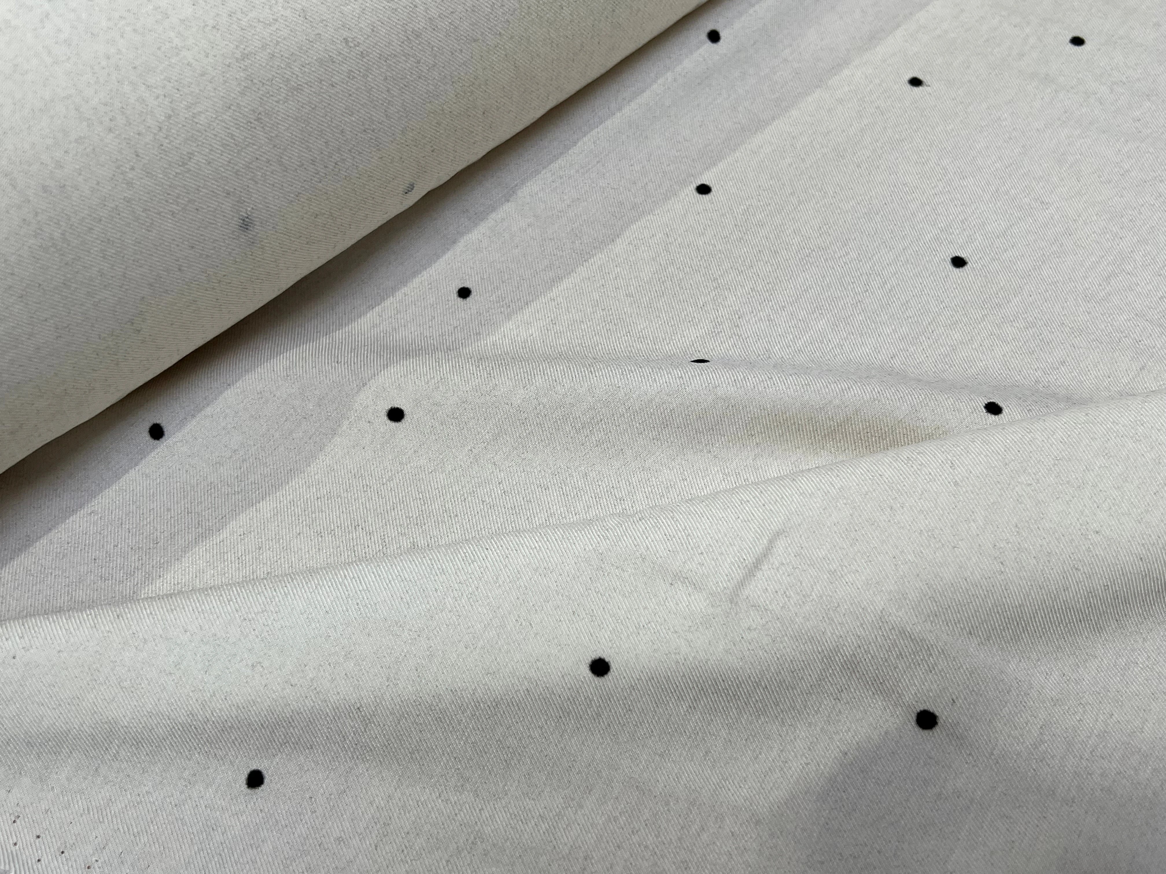 SERGÉ VISCOSE DUVETEUSE BLANC CASSÉ FLUIDE POIS NOIR - My Little Coupon