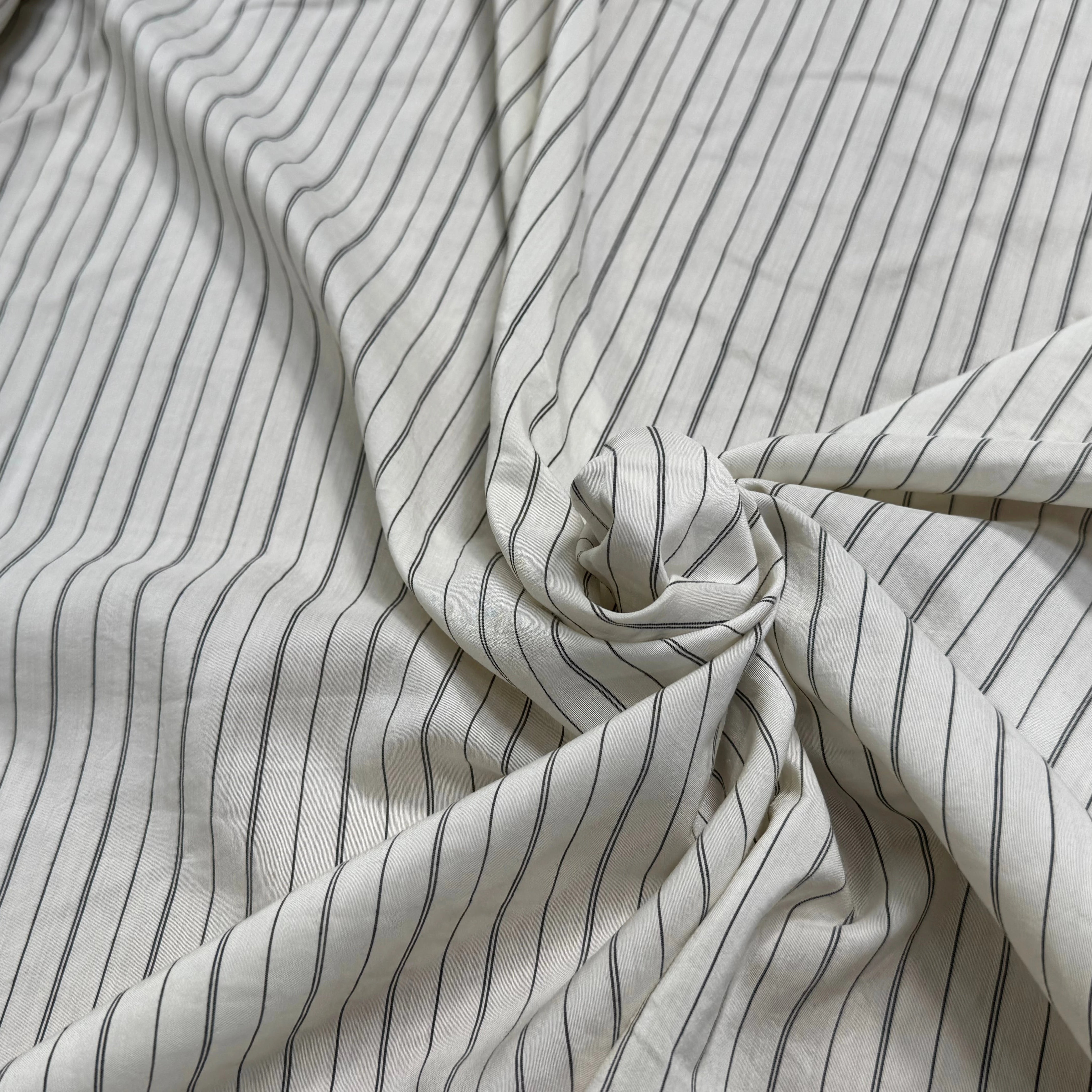 SOIE FLUIDE RAYURES NOIRES SUR FOND ÉCRU - My Little Coupon