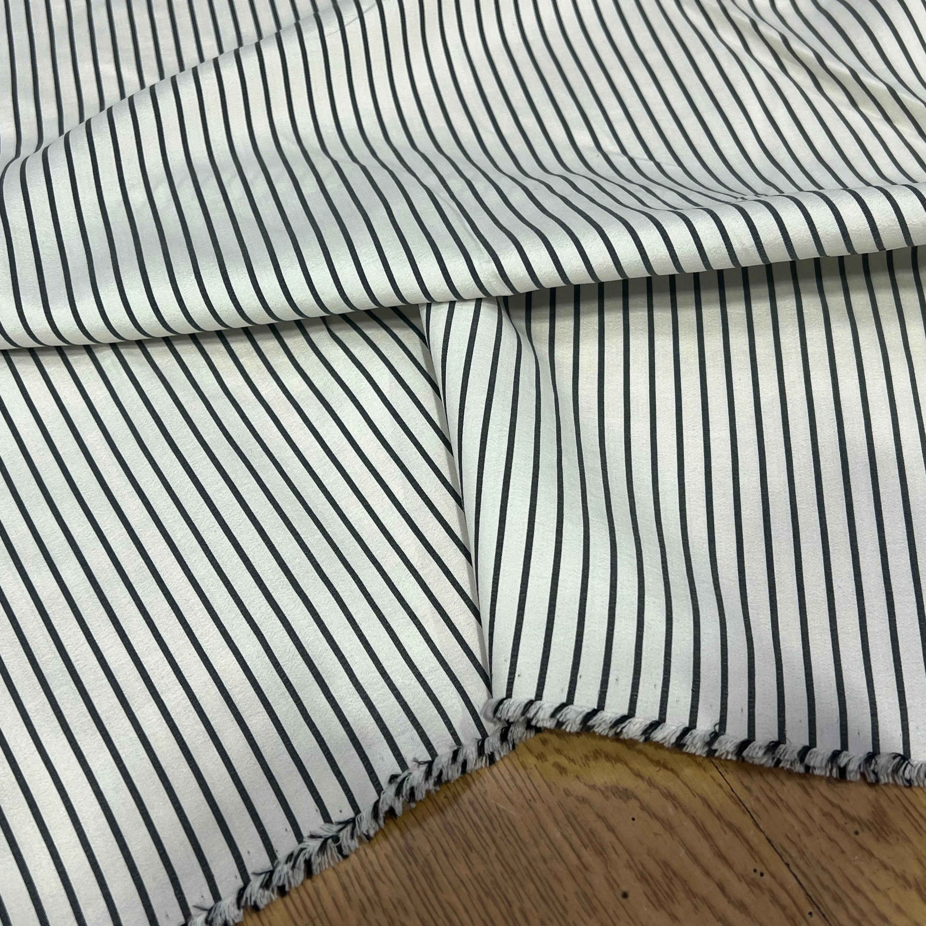 SOIE LÉGÈREMENT SATINÉ BLANC FINES RAYURES NOIRE 100% SOIE - My Little Coupon