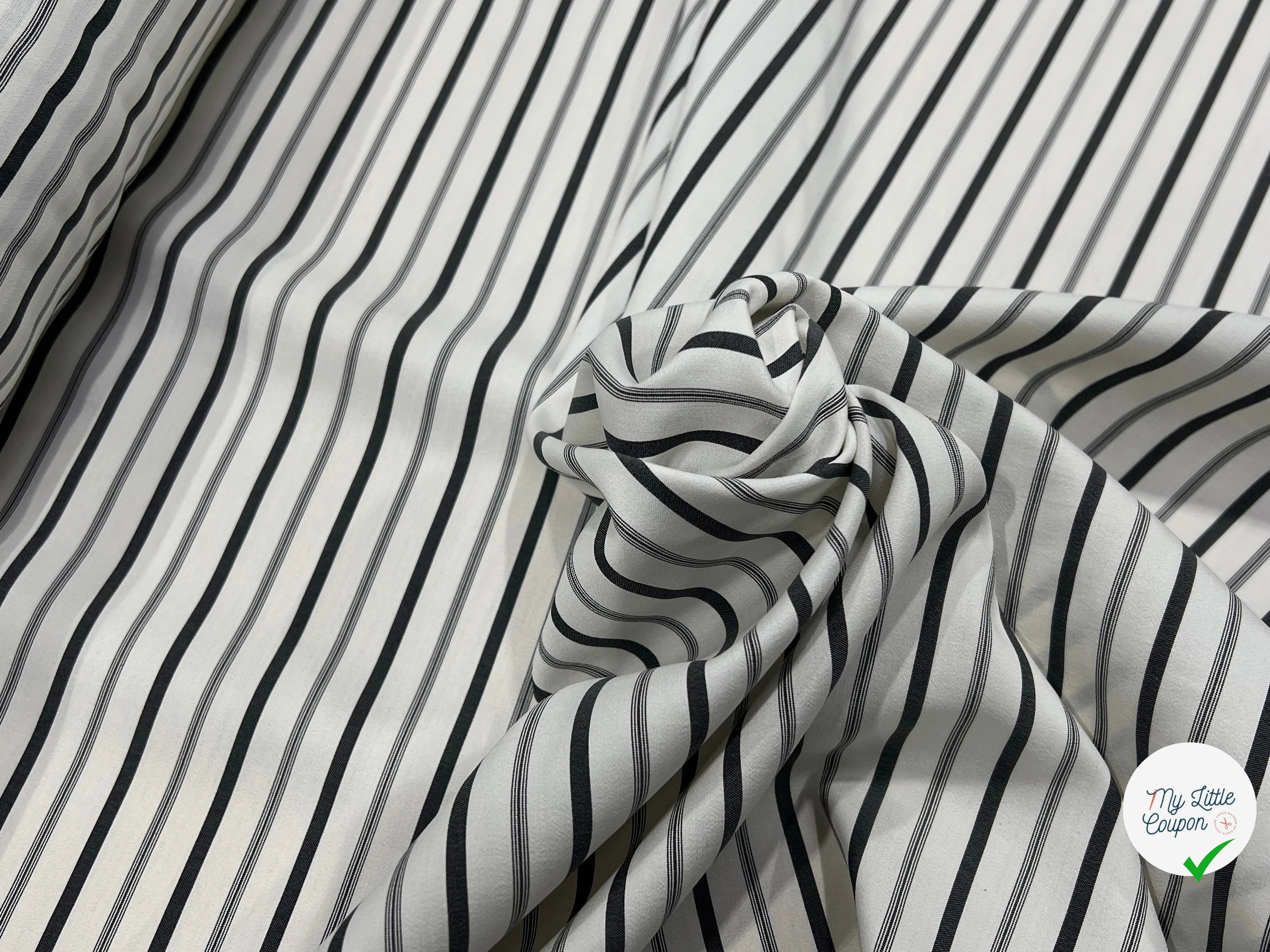 SOIE LÉGÈREMENT SATINÉ BLANC (CASSÉ) GROSSES RAYURES NOIRE 100% SOIE - My Little Coupon
