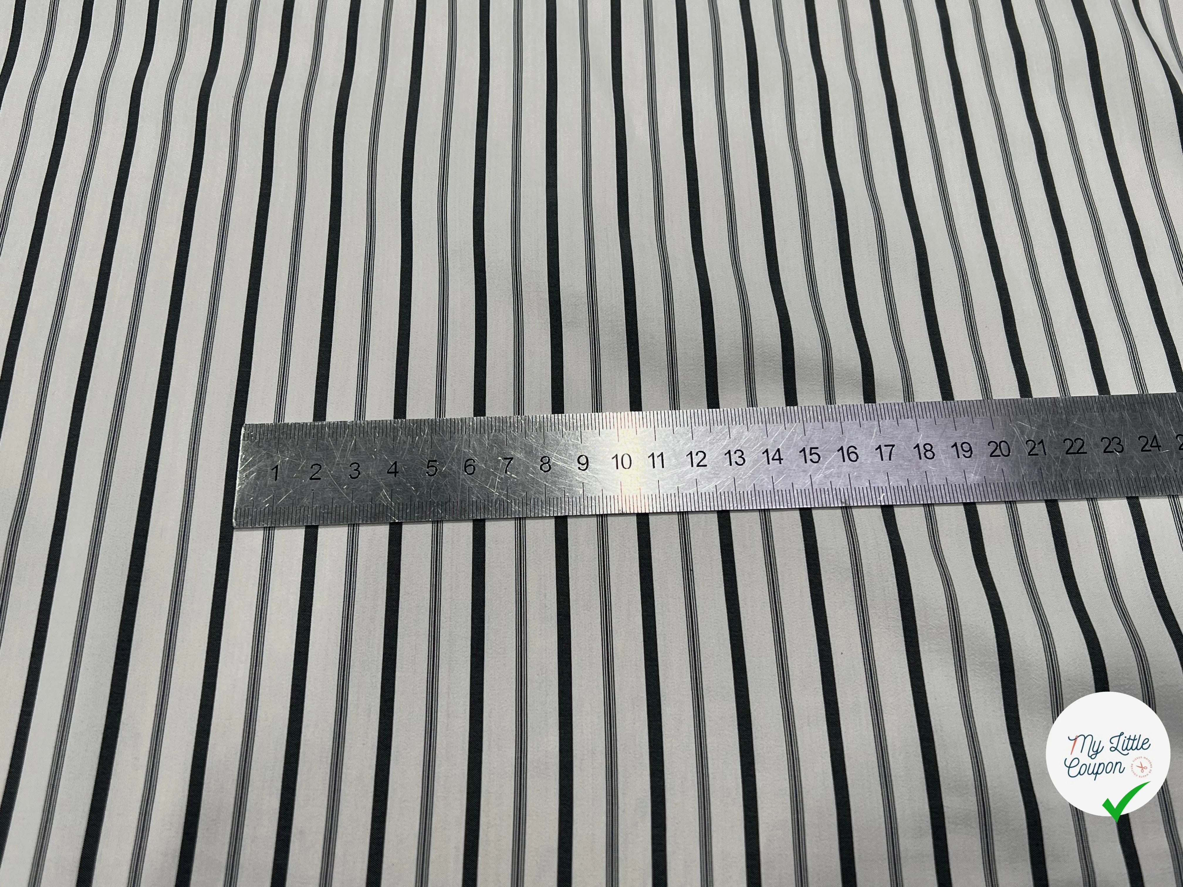 SOIE LÉGÈREMENT SATINÉ BLANC (CASSÉ) GROSSES RAYURES NOIRE 100% SOIE - My Little Coupon