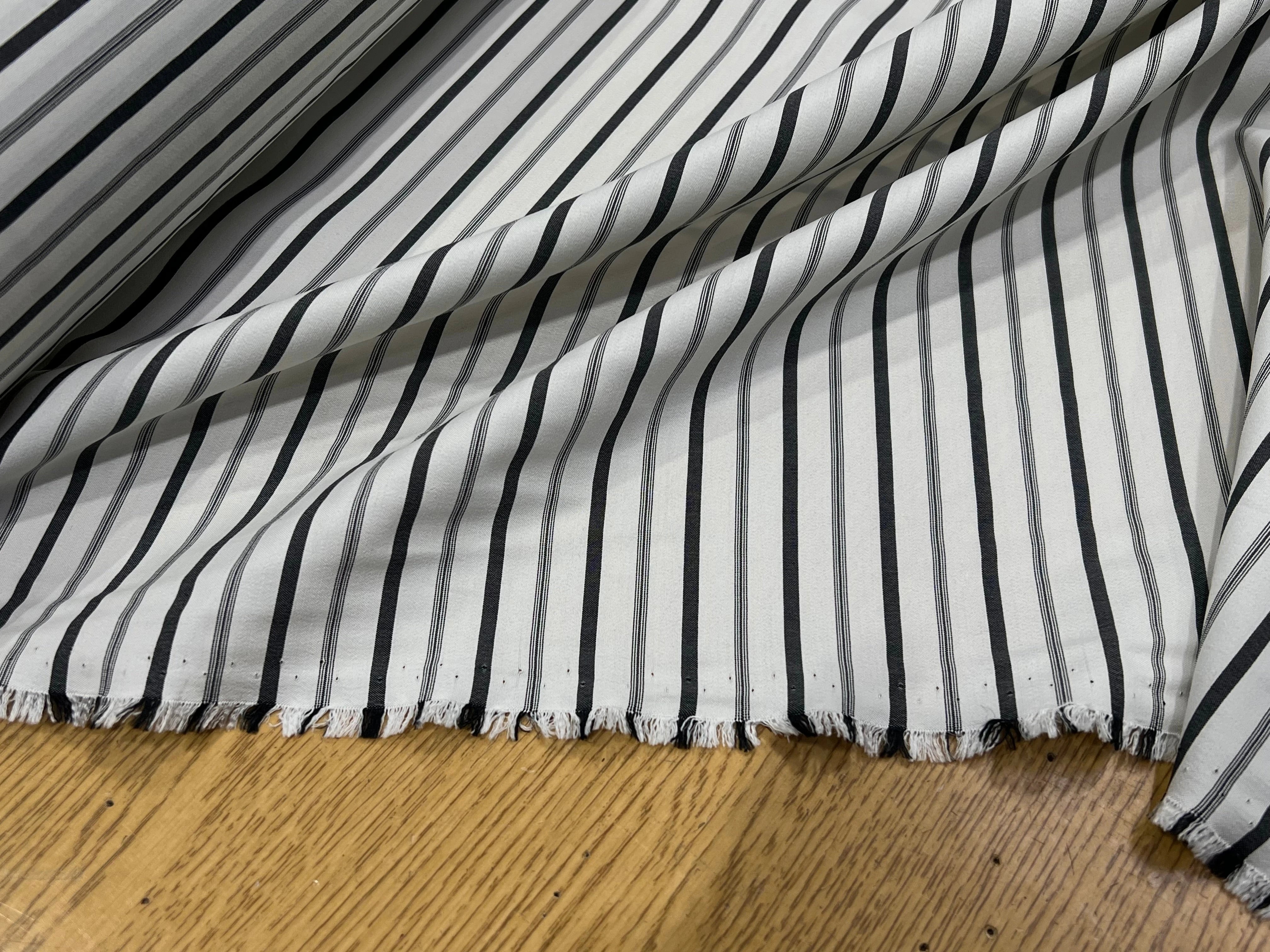 SOIE LÉGÈREMENT SATINÉ BLANC (CASSÉ) GROSSES RAYURES NOIRE 100% SOIE - My Little Coupon