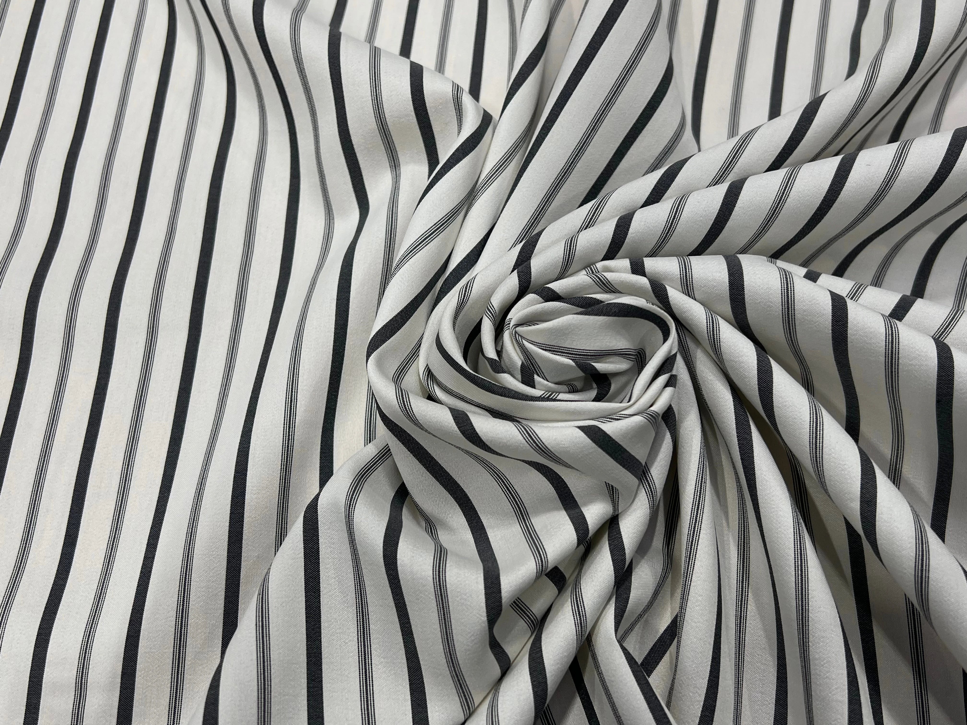 SOIE LÉGÈREMENT SATINÉ BLANC (CASSÉ) GROSSES RAYURES NOIRE 100% SOIE - My Little Coupon