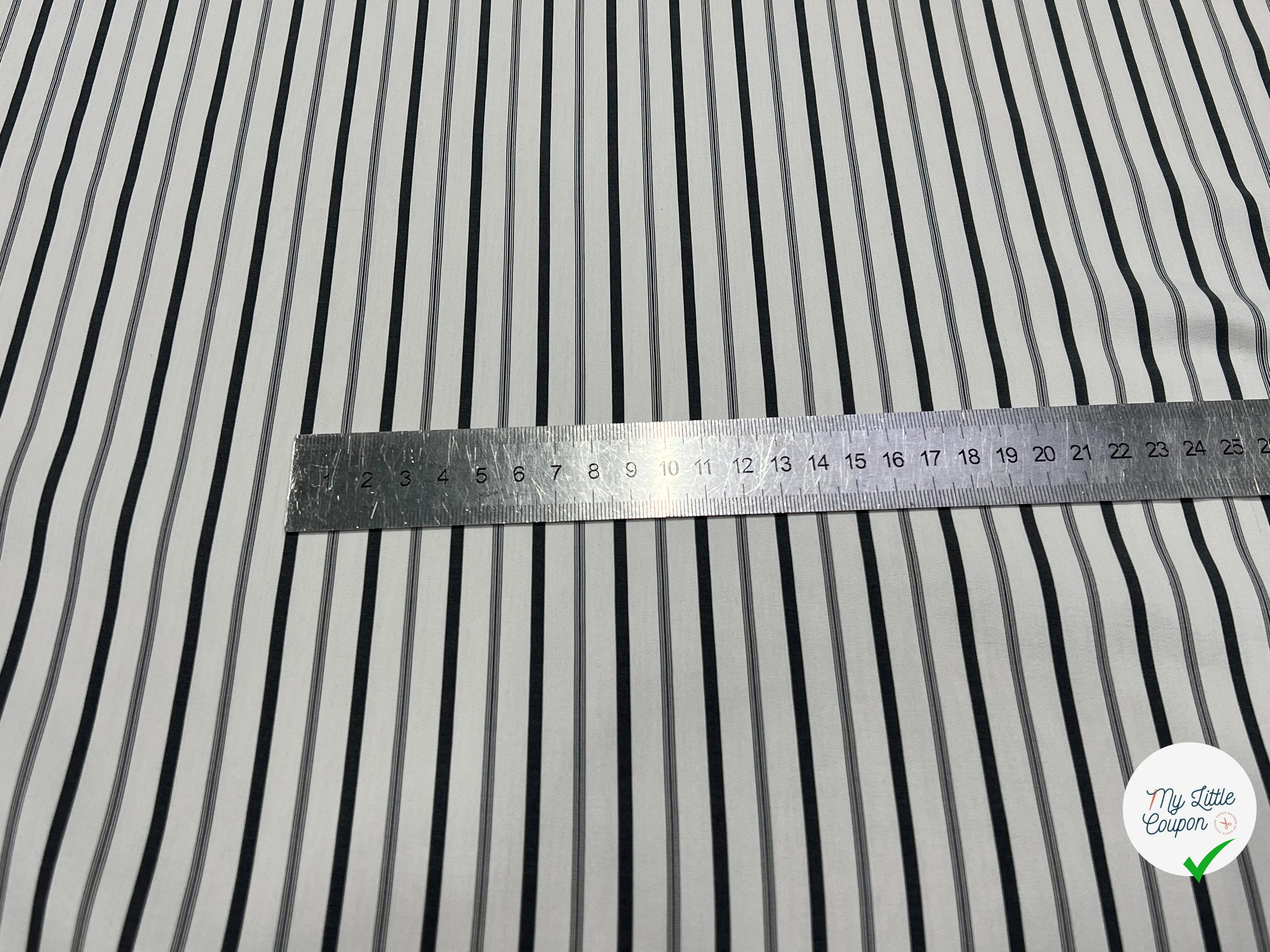 SOIE LÉGÈREMENT SATINÉ BLANC (CASSÉ) GROSSES RAYURES NOIRE 100% SOIE - My Little Coupon
