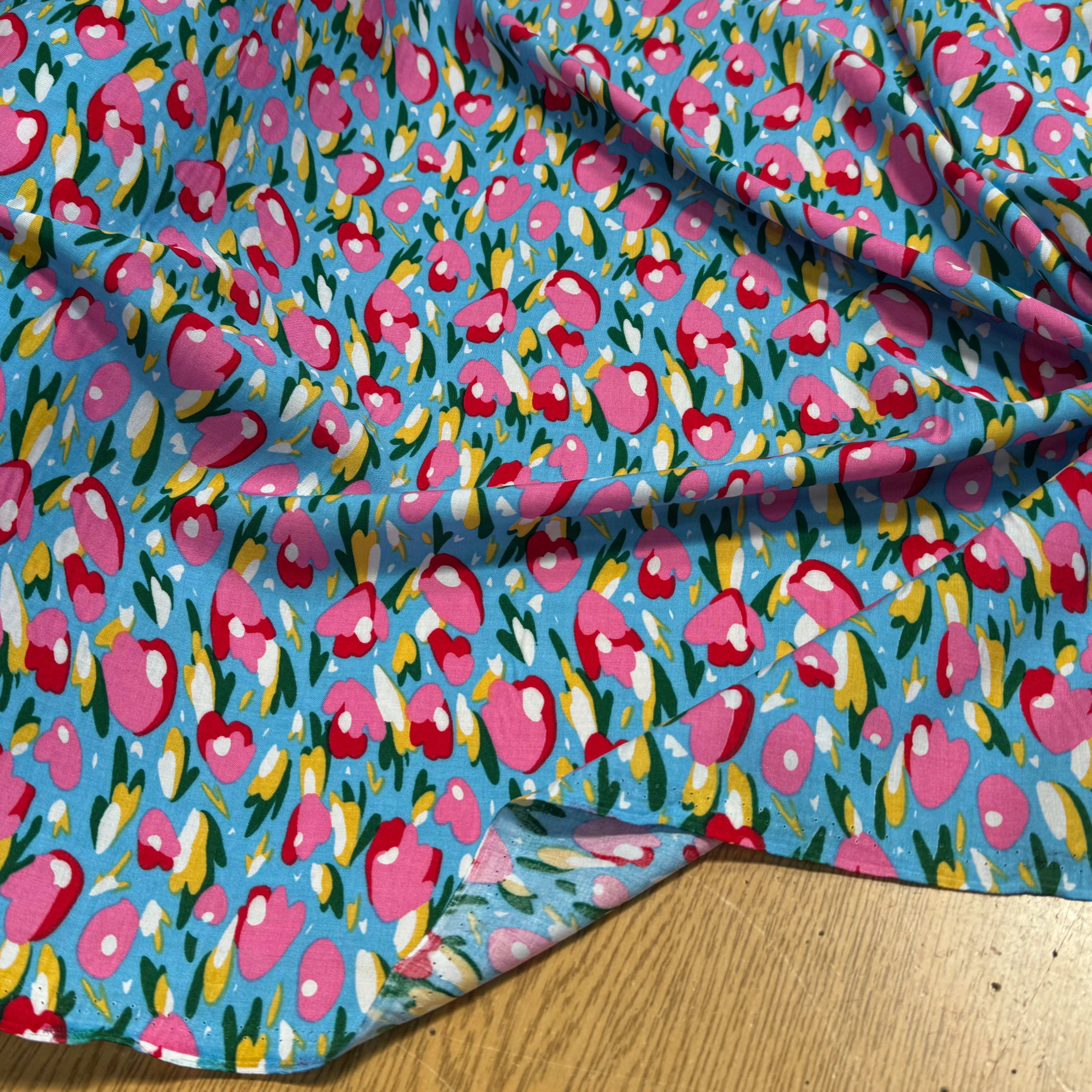 TISSU 100% VISCOSE FOND BONNIE BLUE IMPRIMÉ TULIP - My Little Coupon