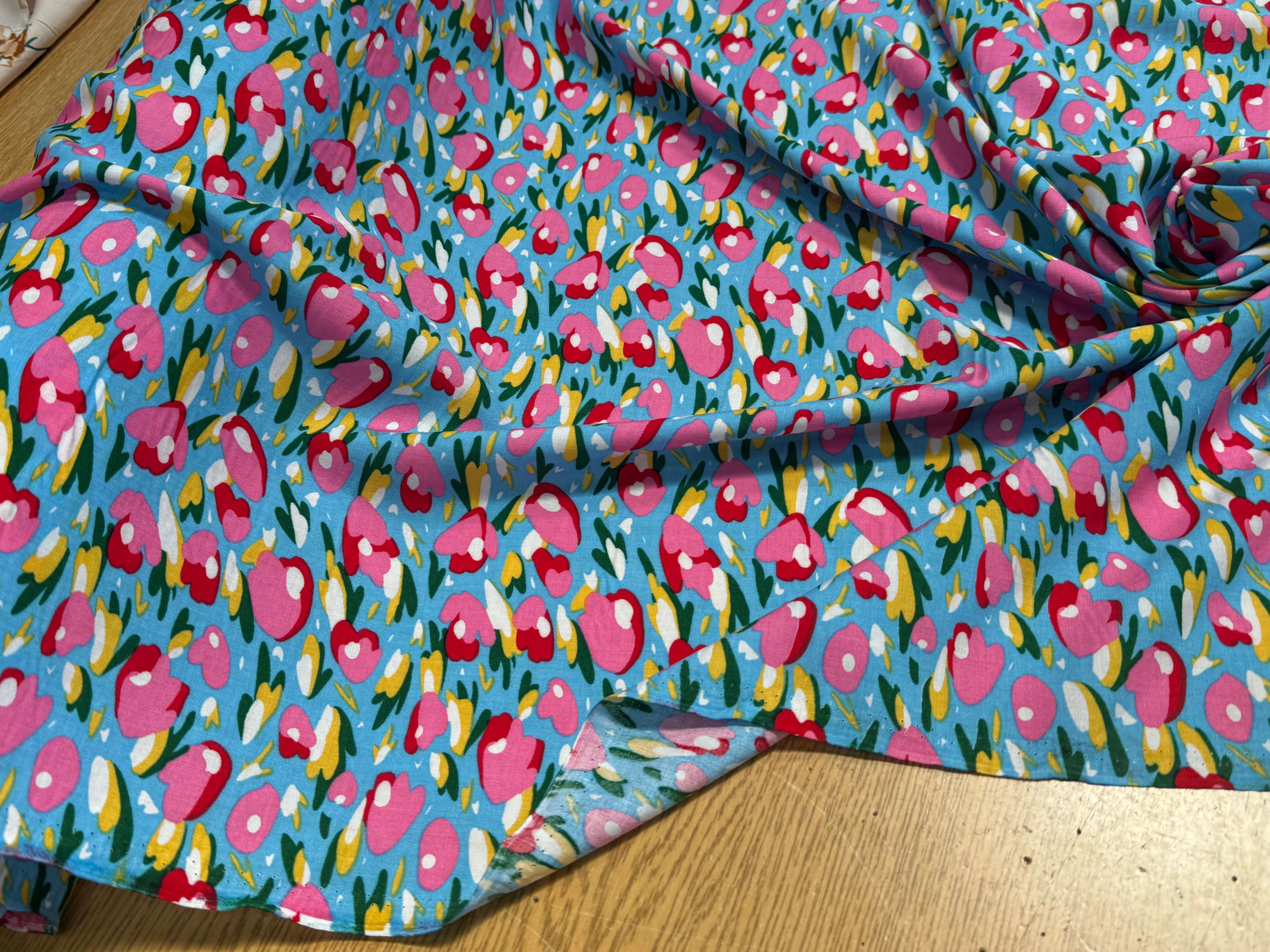 TISSU 100% VISCOSE FOND BONNIE BLUE IMPRIMÉ TULIP - My Little Coupon