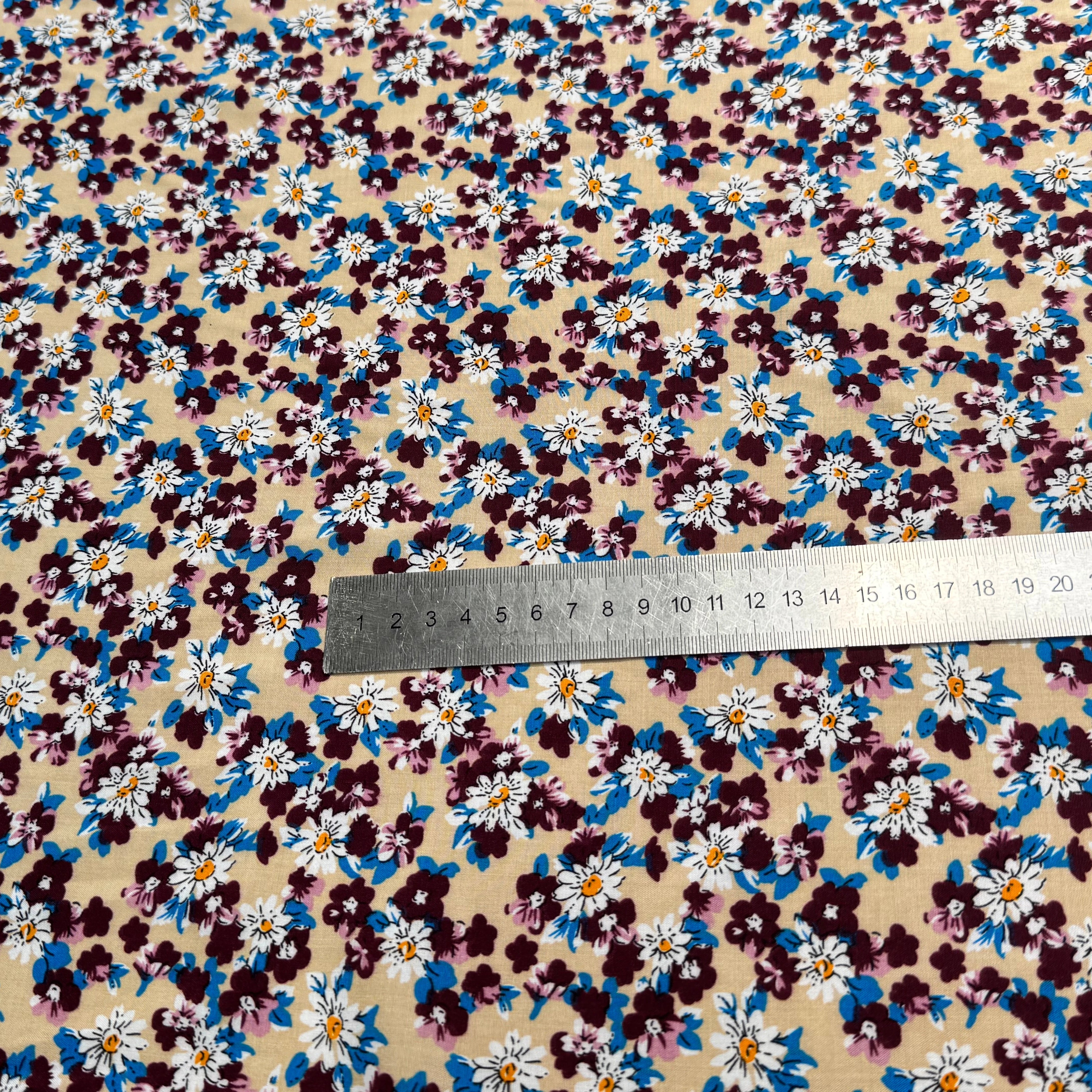 TISSU 100% VISCOSE FOND CAFÉ AU LAIT IMPRIMÉ BASE DE FLEURS - My Little Coupon