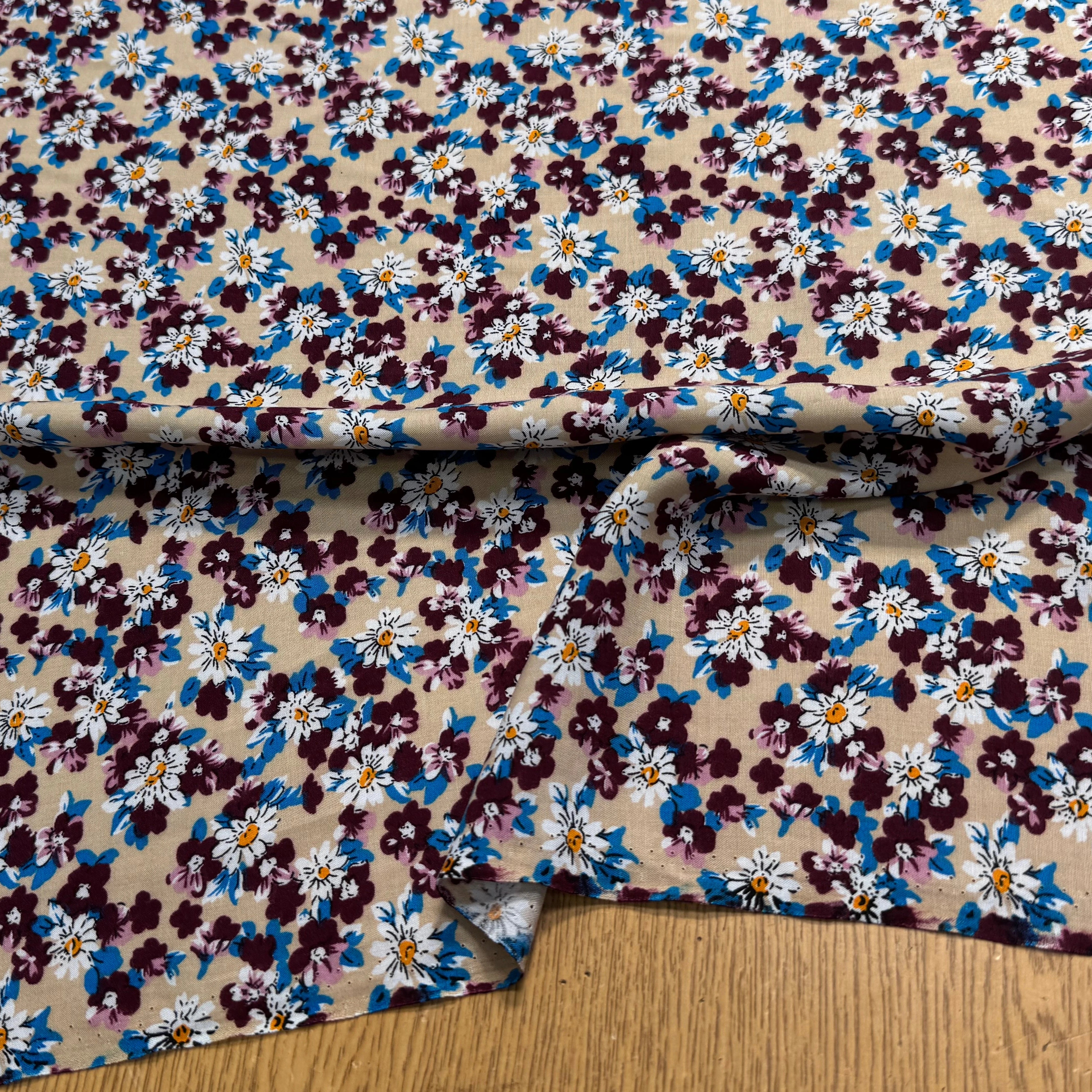 TISSU 100% VISCOSE FOND CAFÉ AU LAIT IMPRIMÉ BASE DE FLEURS - My Little Coupon