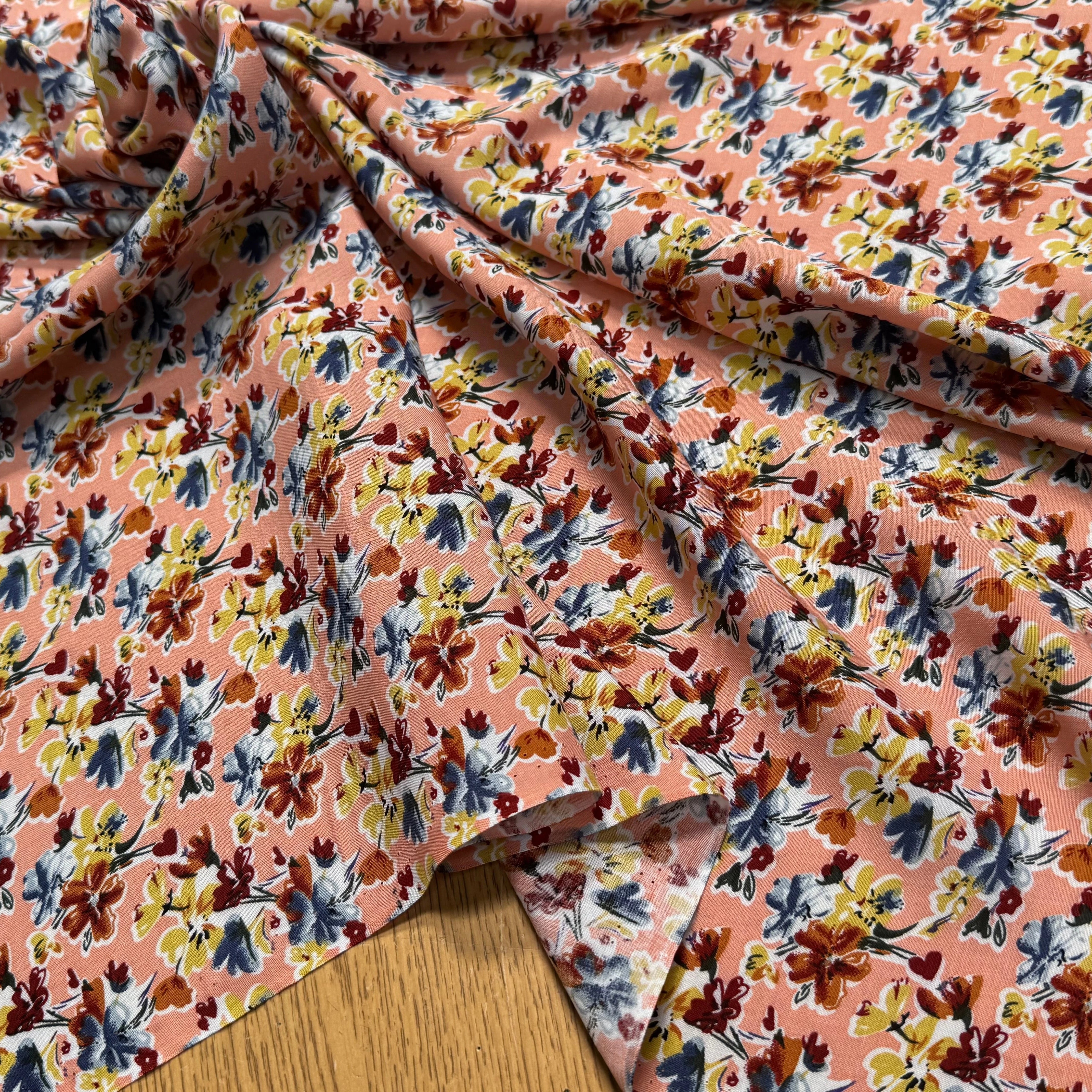 TISSU 100% VISCOSE FOND ORANGE PÊCHE IMPRIMÉ BOUQUETS - My Little Coupon