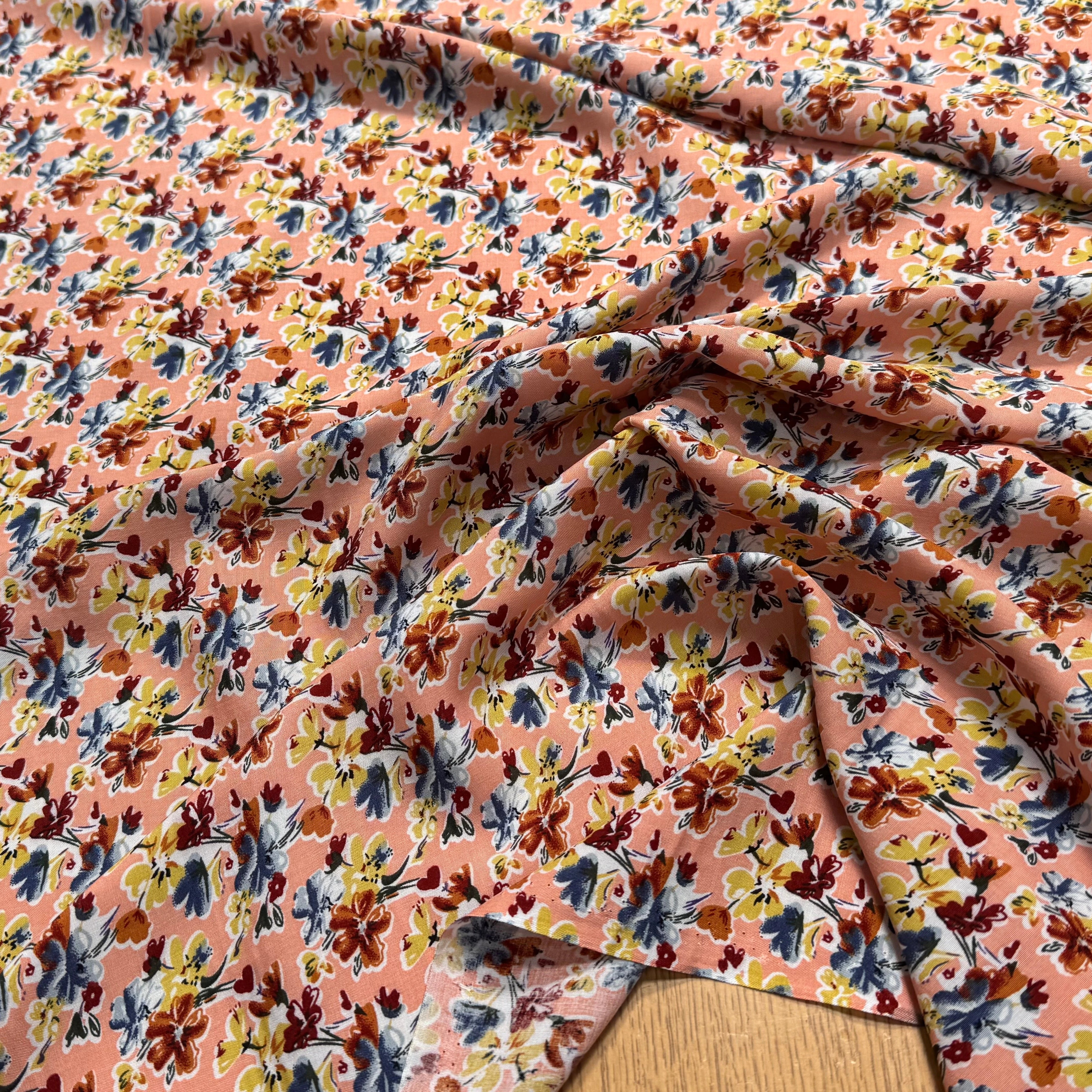 TISSU 100% VISCOSE FOND ORANGE PÊCHE IMPRIMÉ BOUQUETS - My Little Coupon