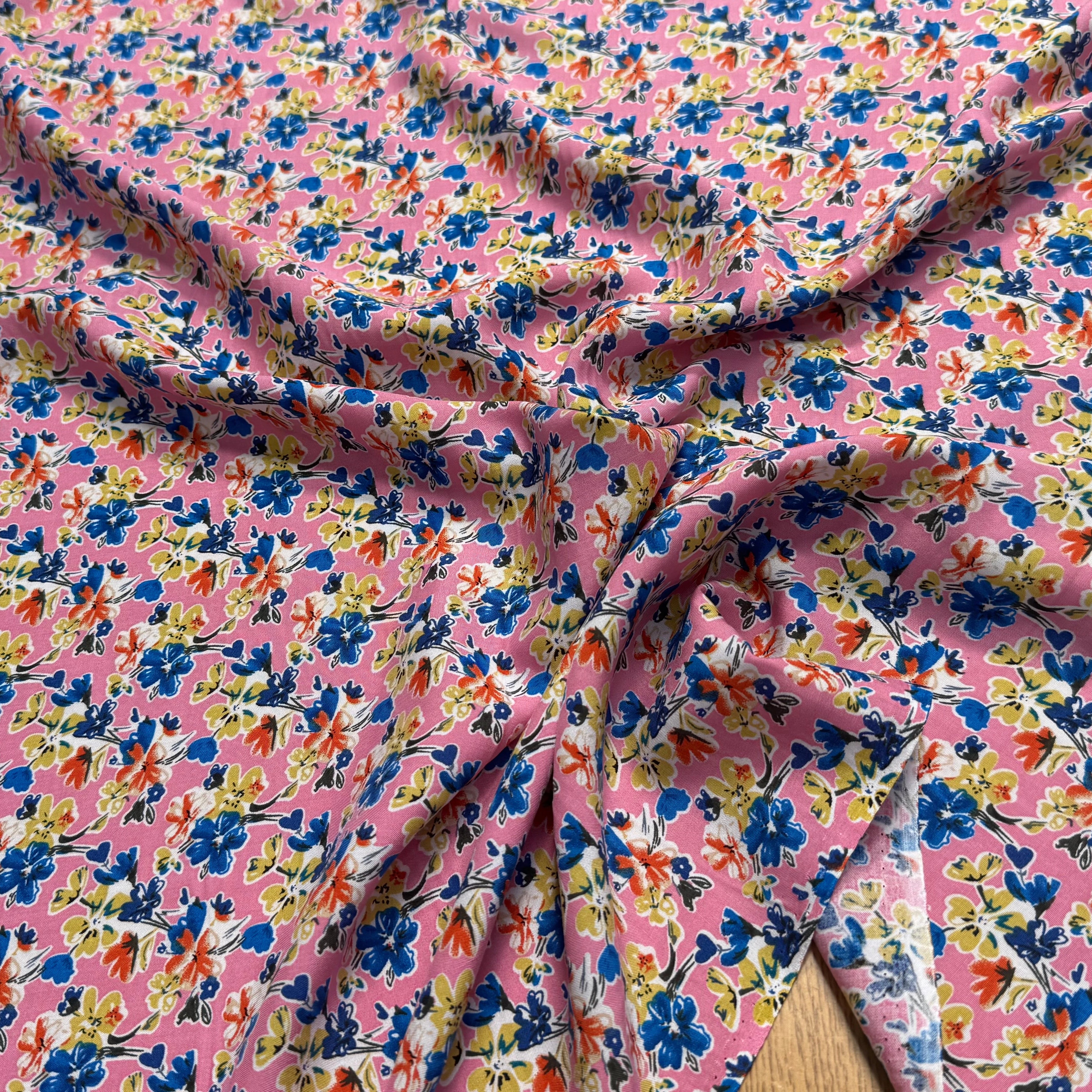 TISSU 100% VISCOSE FOND ROSE IMPRIMÉ BOUQUETS - My Little Coupon