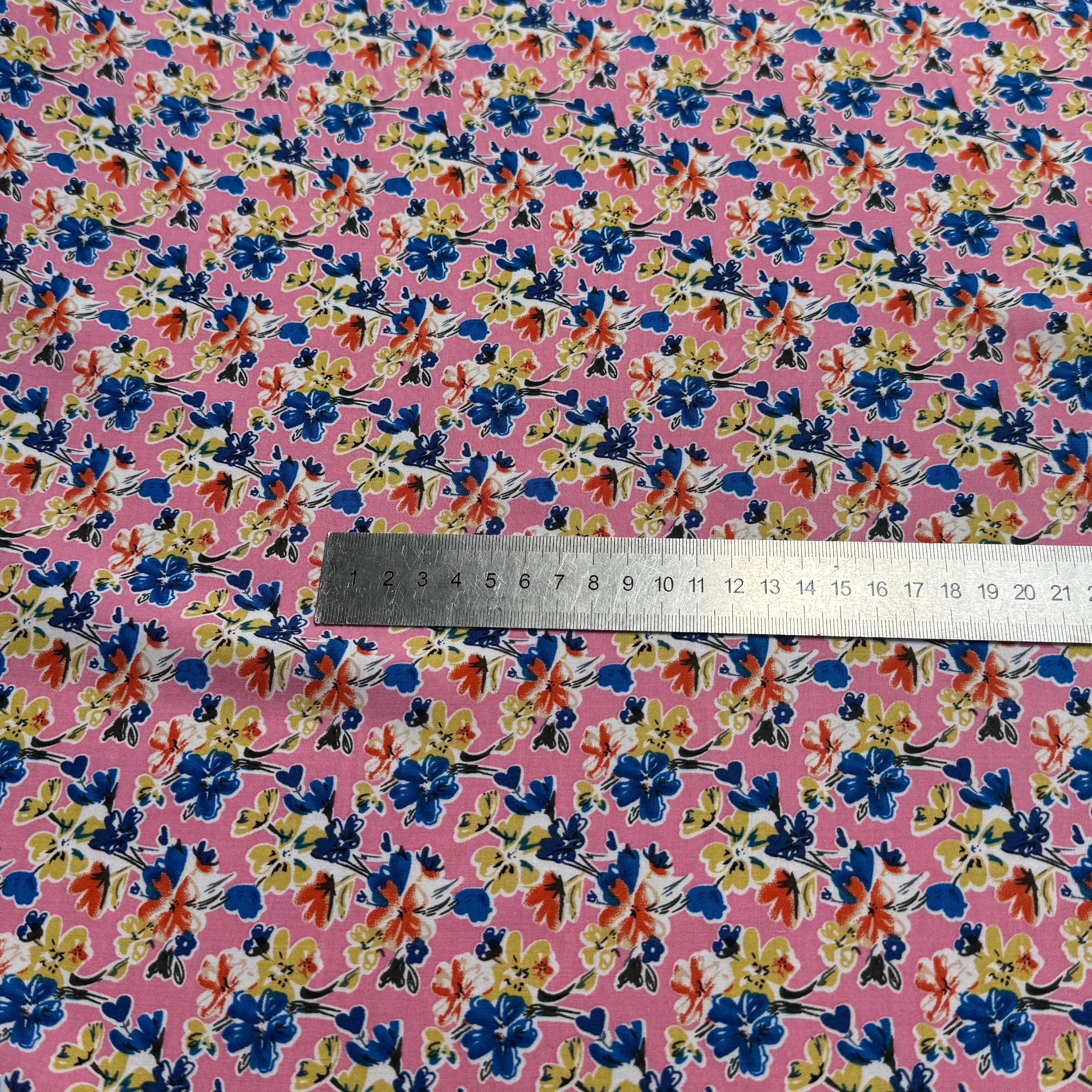 TISSU 100% VISCOSE FOND ROSE IMPRIMÉ BOUQUETS - My Little Coupon