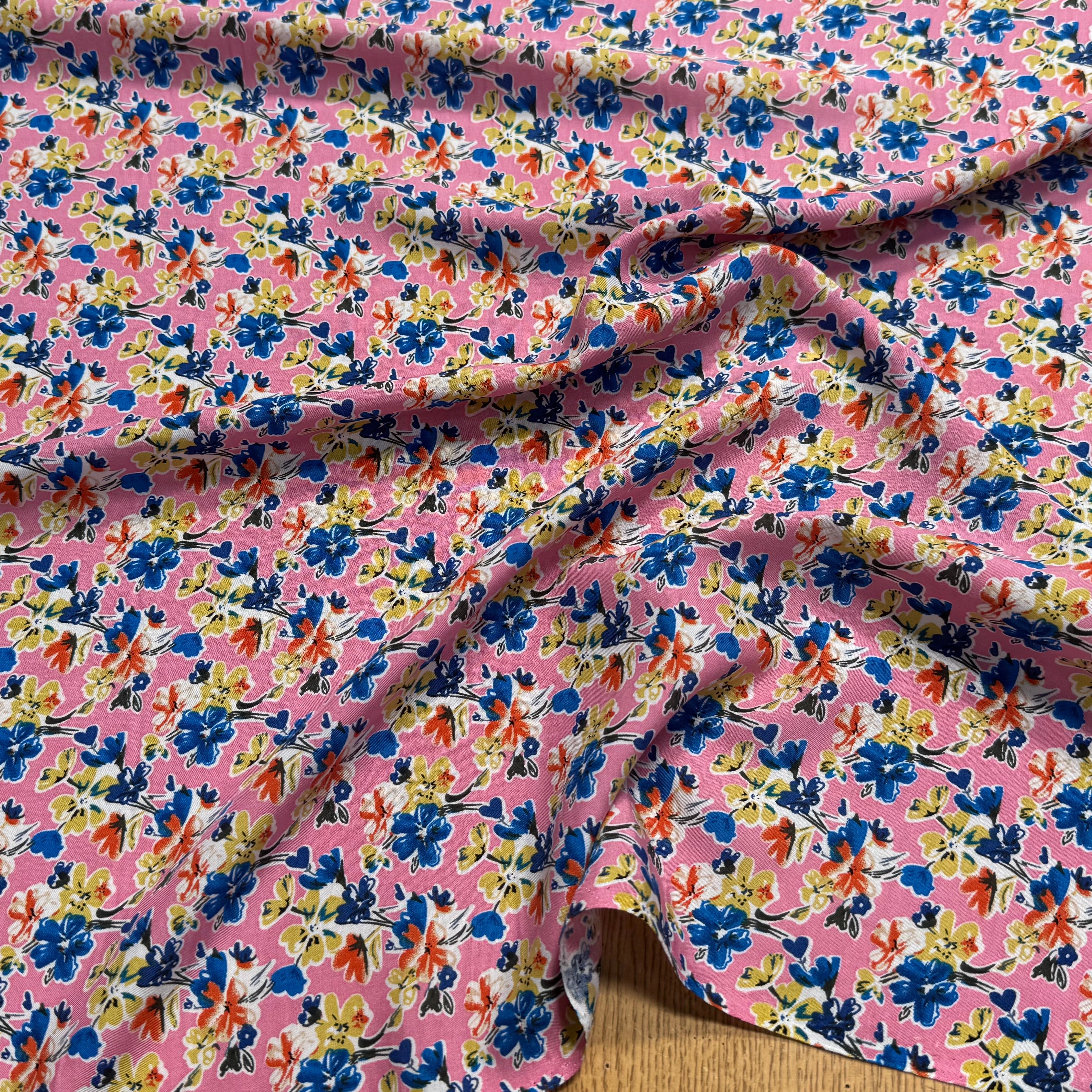 TISSU 100% VISCOSE FOND ROSE IMPRIMÉ BOUQUETS - My Little Coupon