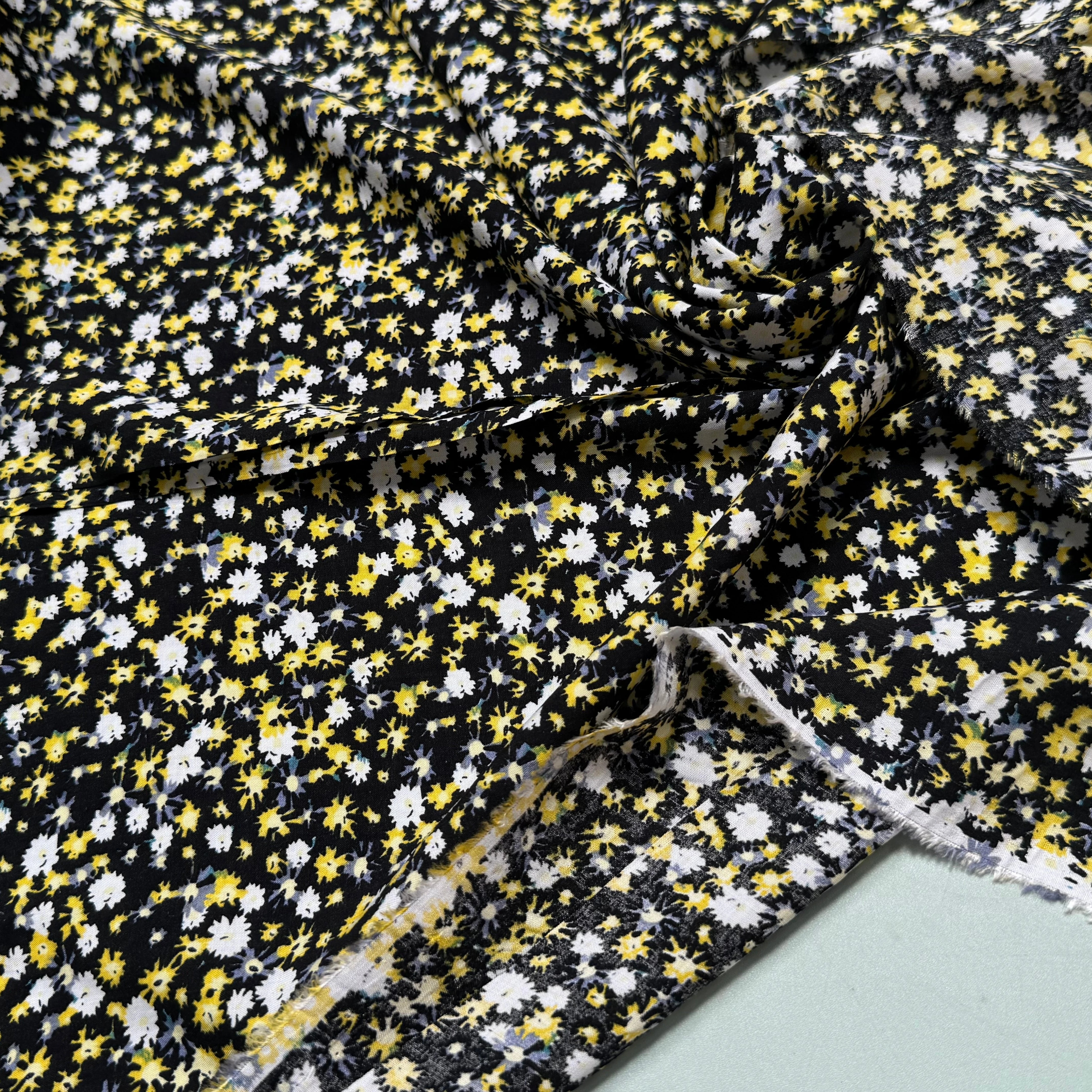 TISSU 100% VISCOSE IMPRIMÉ ARTIFICES FOND NOIR - My Little Coupon