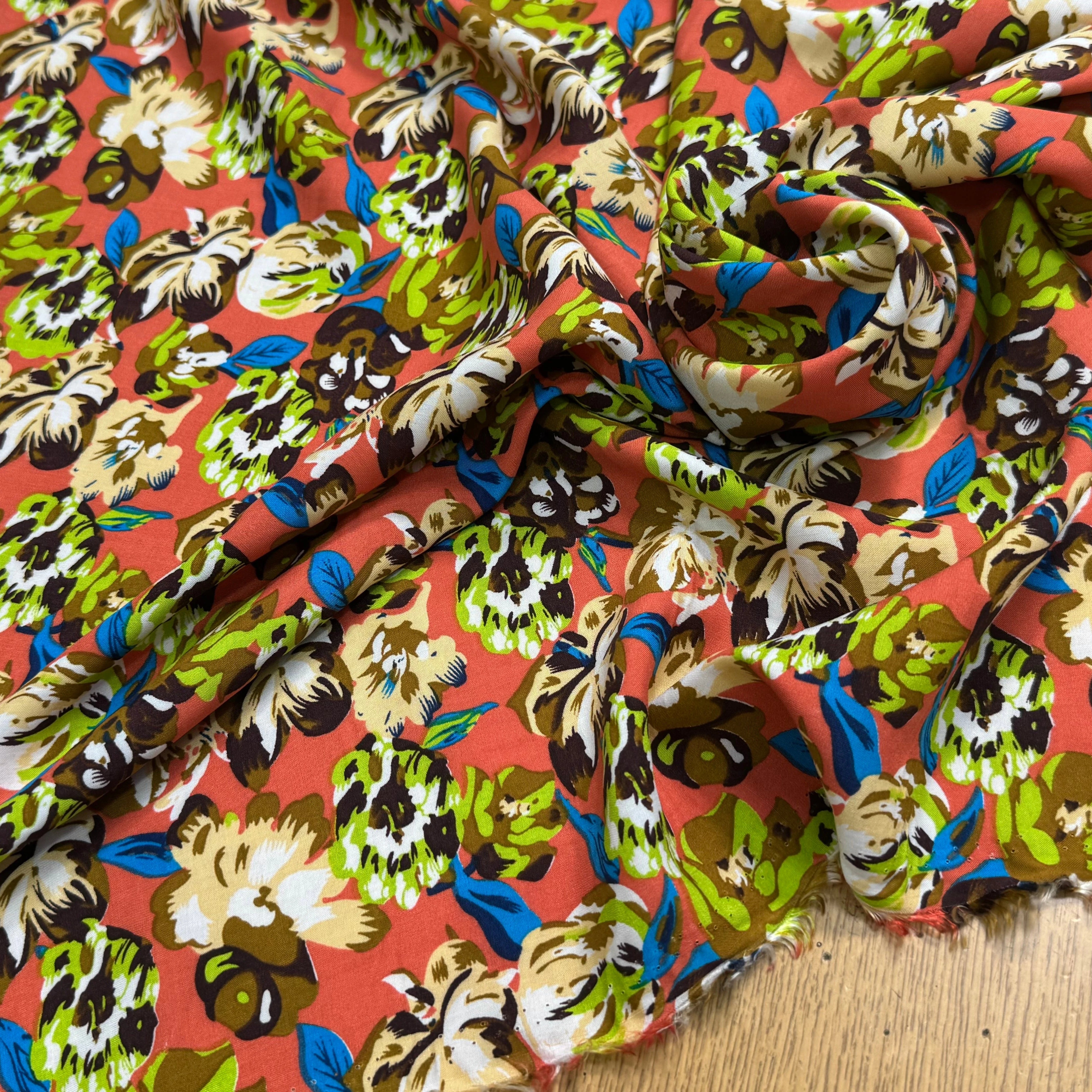 TISSU 100% VISCOSE IMPRIMÉ BASE DE FLEURS FOND CORAIL - My Little Coupon