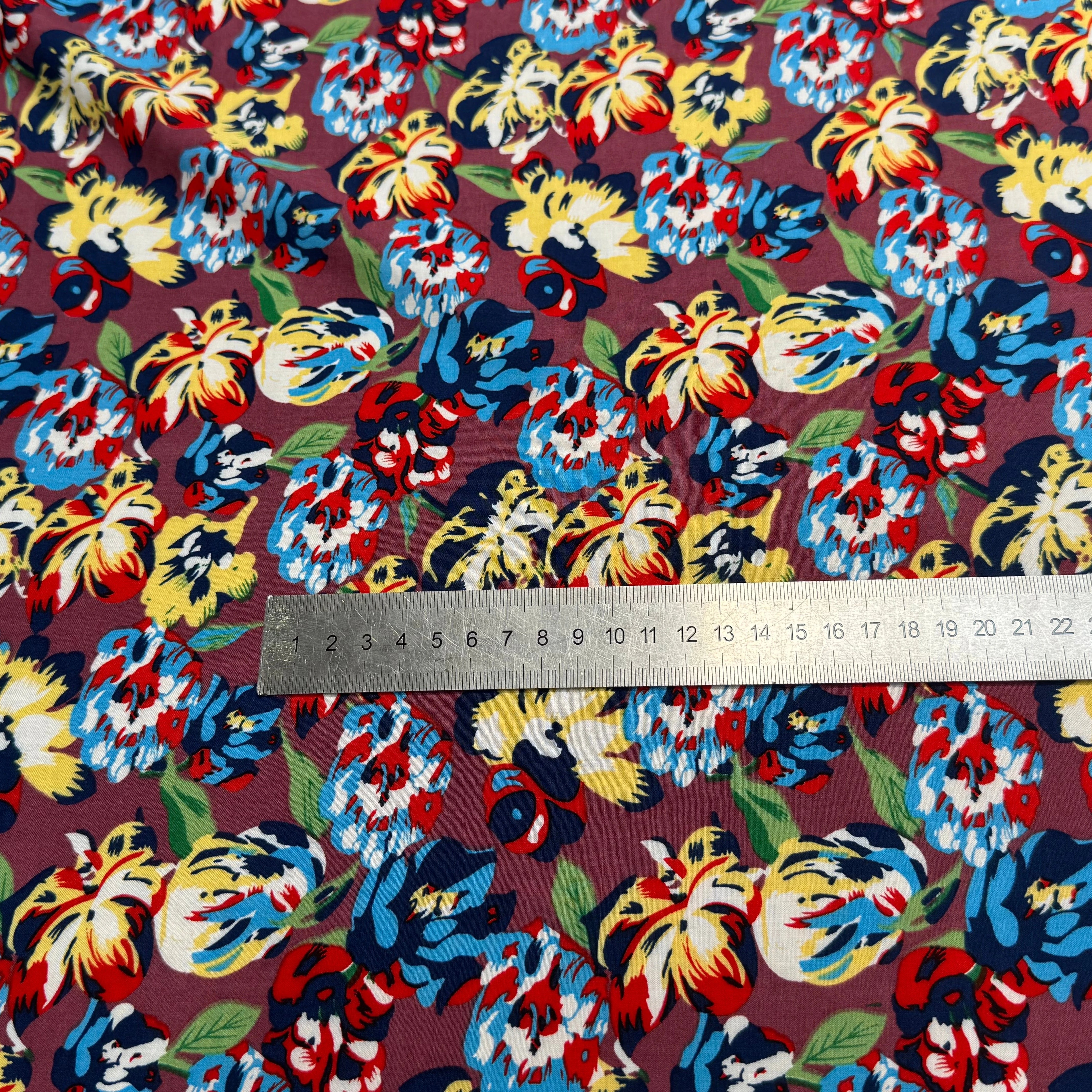 TISSU 100% VISCOSE IMPRIMÉ BASE DE FLEURS FOND MARRON BORDEAUX - My Little Coupon