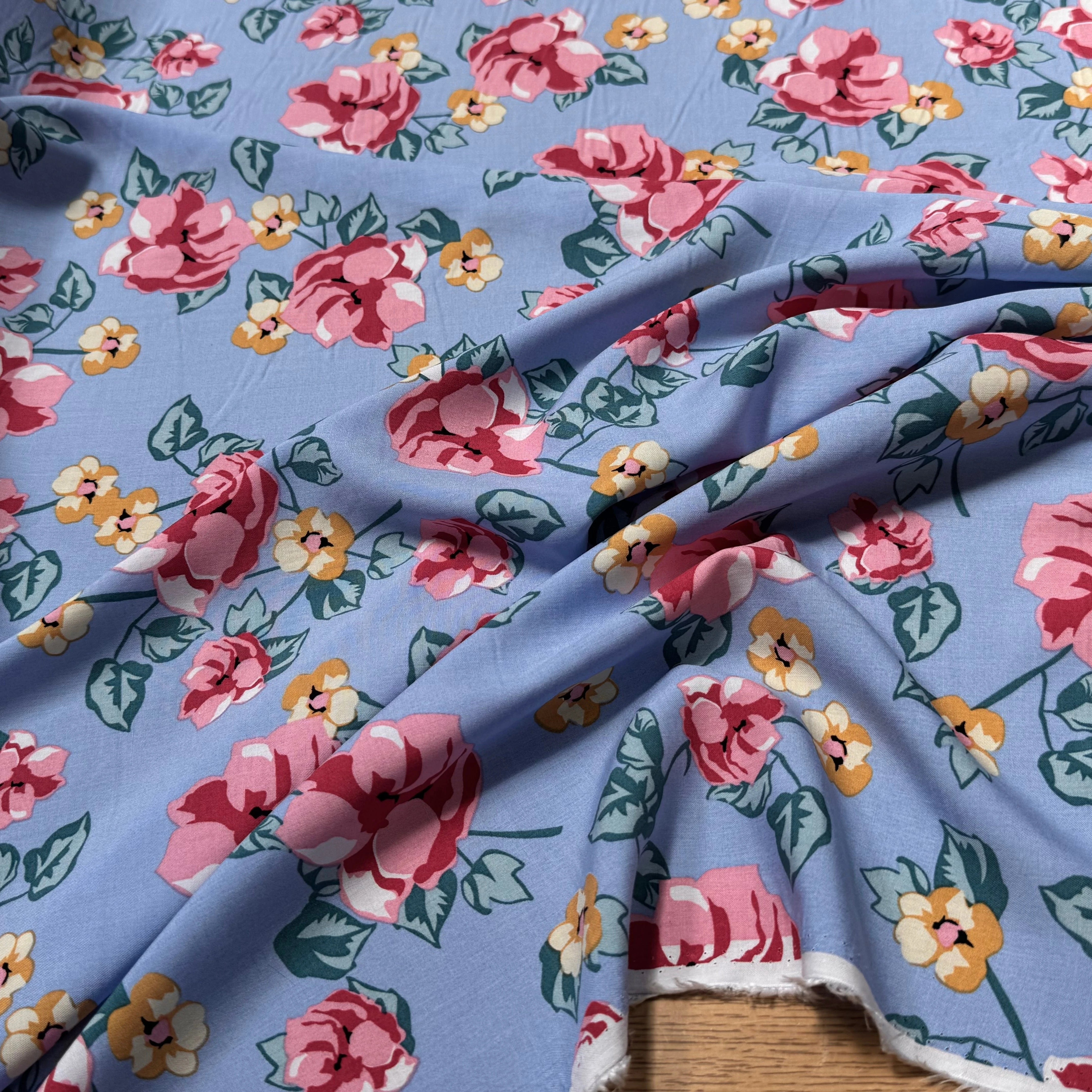 TISSU 100% VISCOSE IMPRIMÉ BRANCHES À FLEURS FOND BLEU CIEL - My Little Coupon