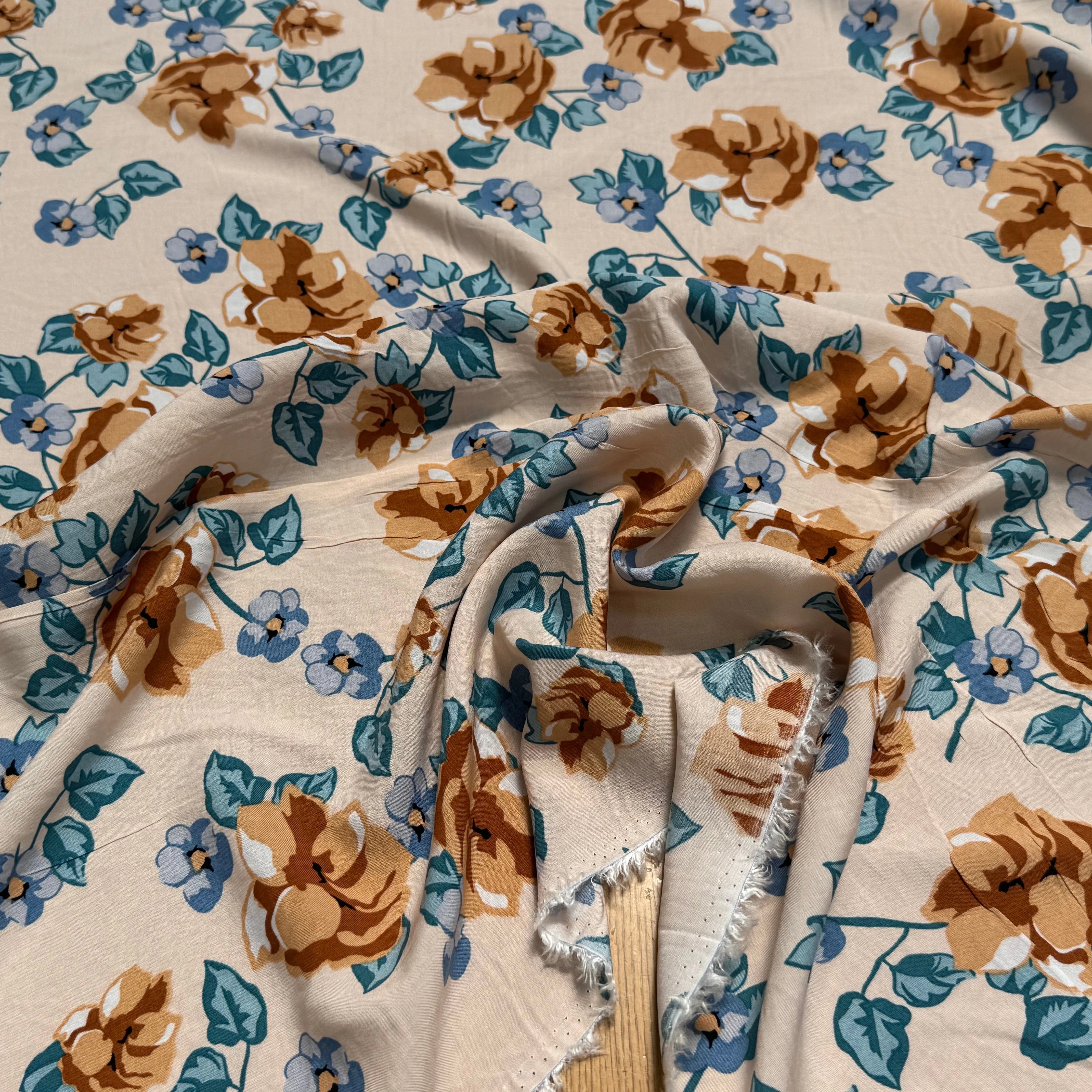 TISSU 100% VISCOSE IMPRIMÉ BRANCHES À FLEURS FOND CREME - My Little Coupon