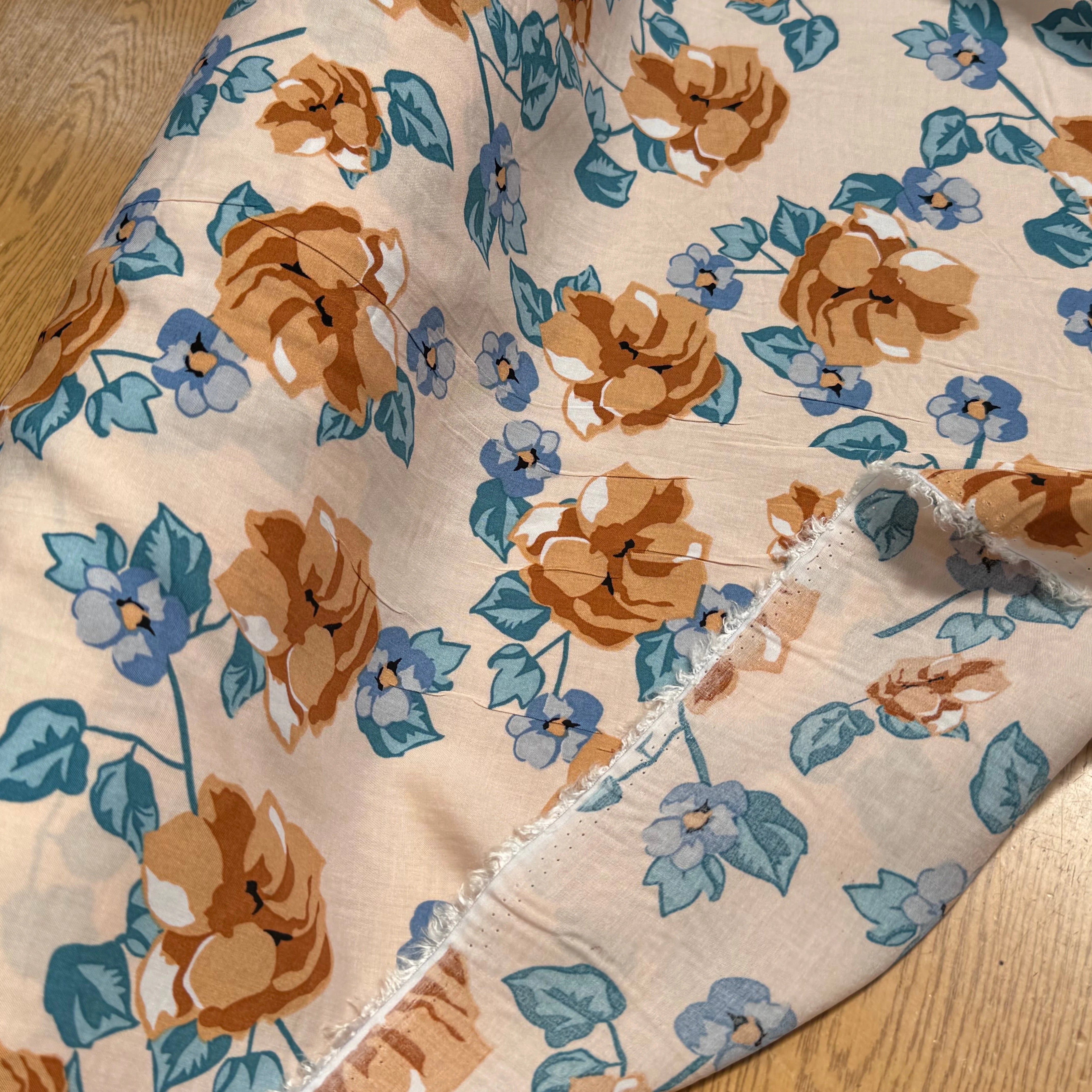 TISSU 100% VISCOSE IMPRIMÉ BRANCHES À FLEURS FOND CREME - My Little Coupon
