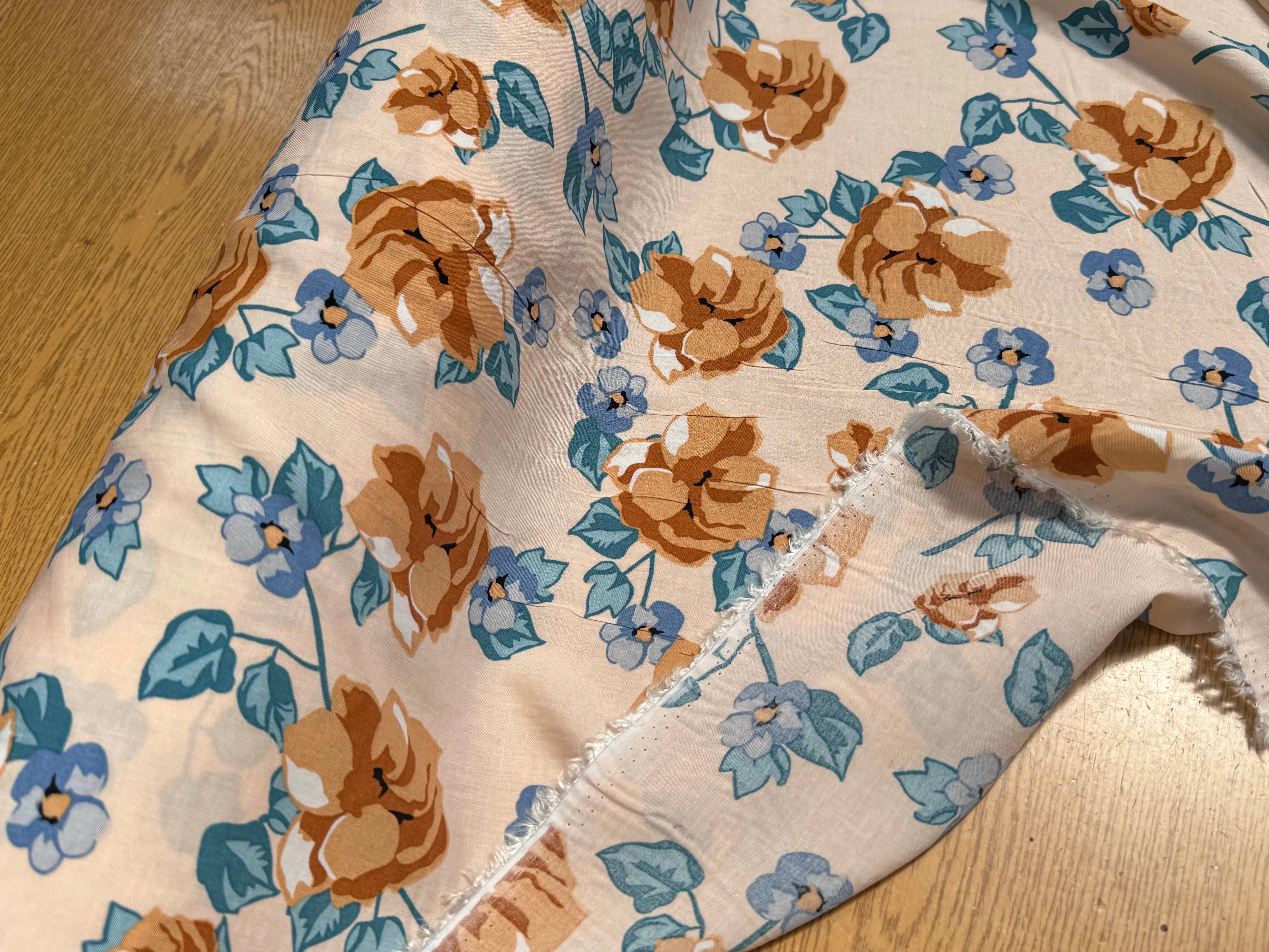 TISSU 100% VISCOSE IMPRIMÉ BRANCHES À FLEURS FOND CREME - My Little Coupon