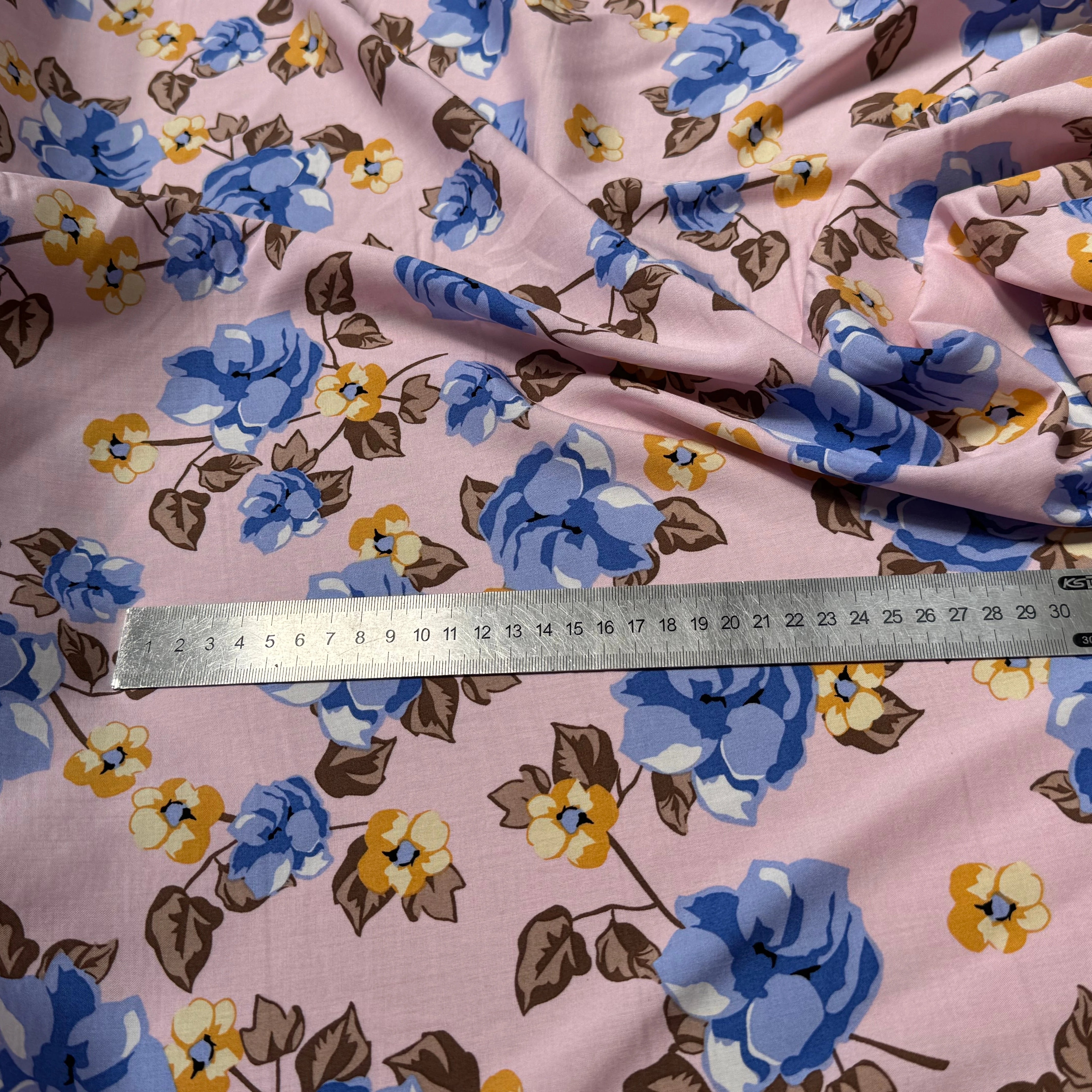 TISSU 100% VISCOSE IMPRIMÉ BRANCHES À FLEURS FOND ROSE - My Little Coupon