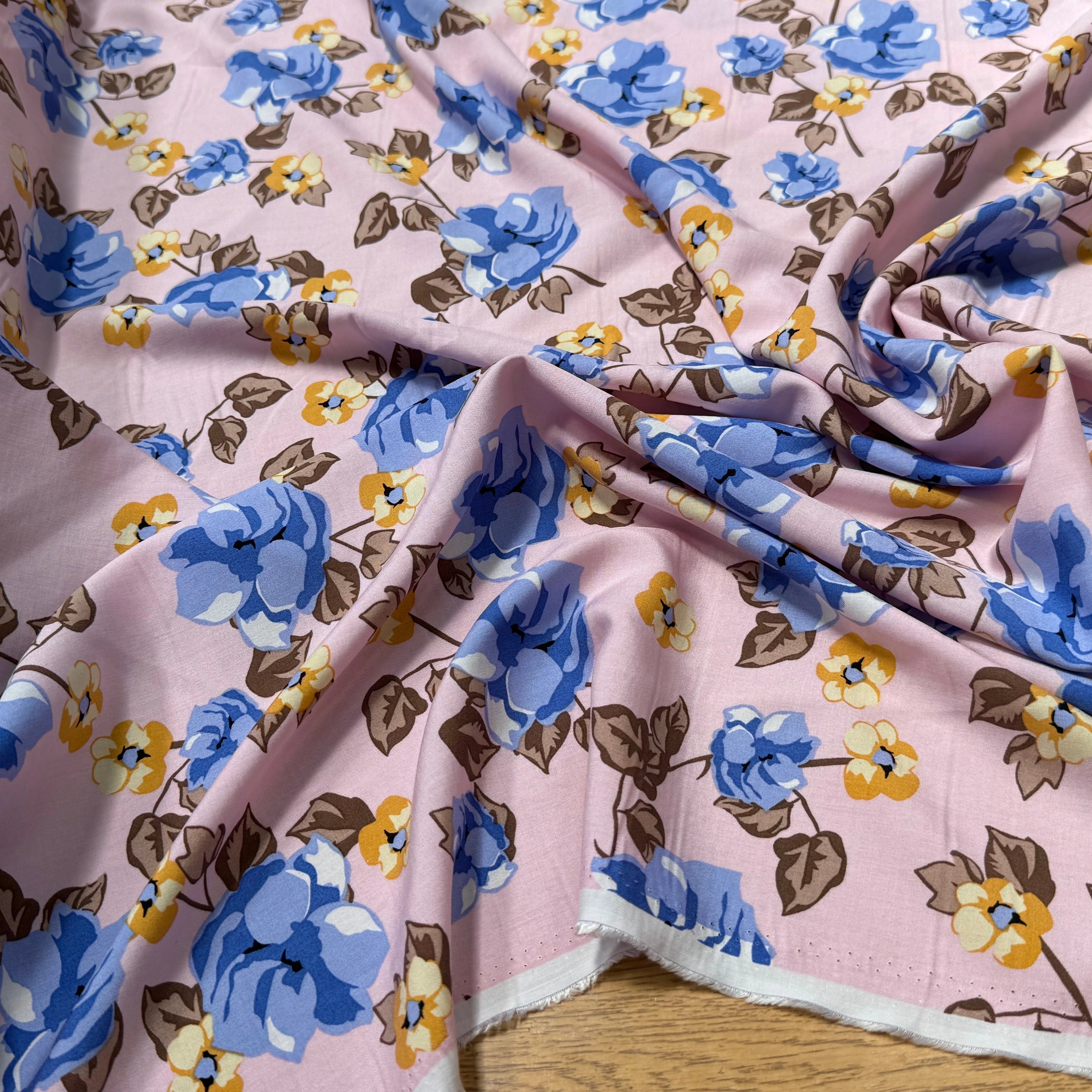 TISSU 100% VISCOSE IMPRIMÉ BRANCHES À FLEURS FOND ROSE - My Little Coupon