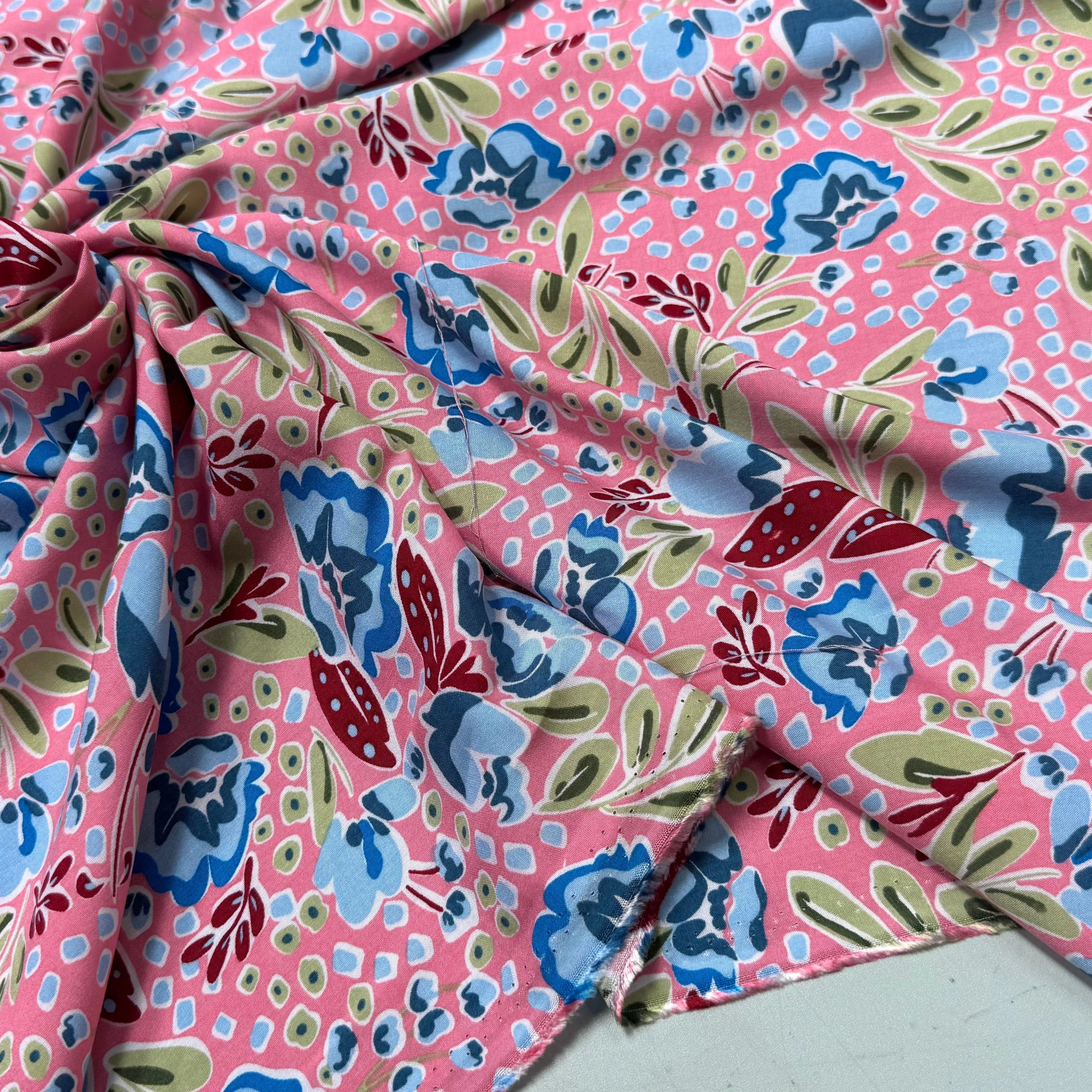 TISSU 100% VISCOSE IMPRIMÉ FEUILLAGES FOND ROSE - My Little Coupon