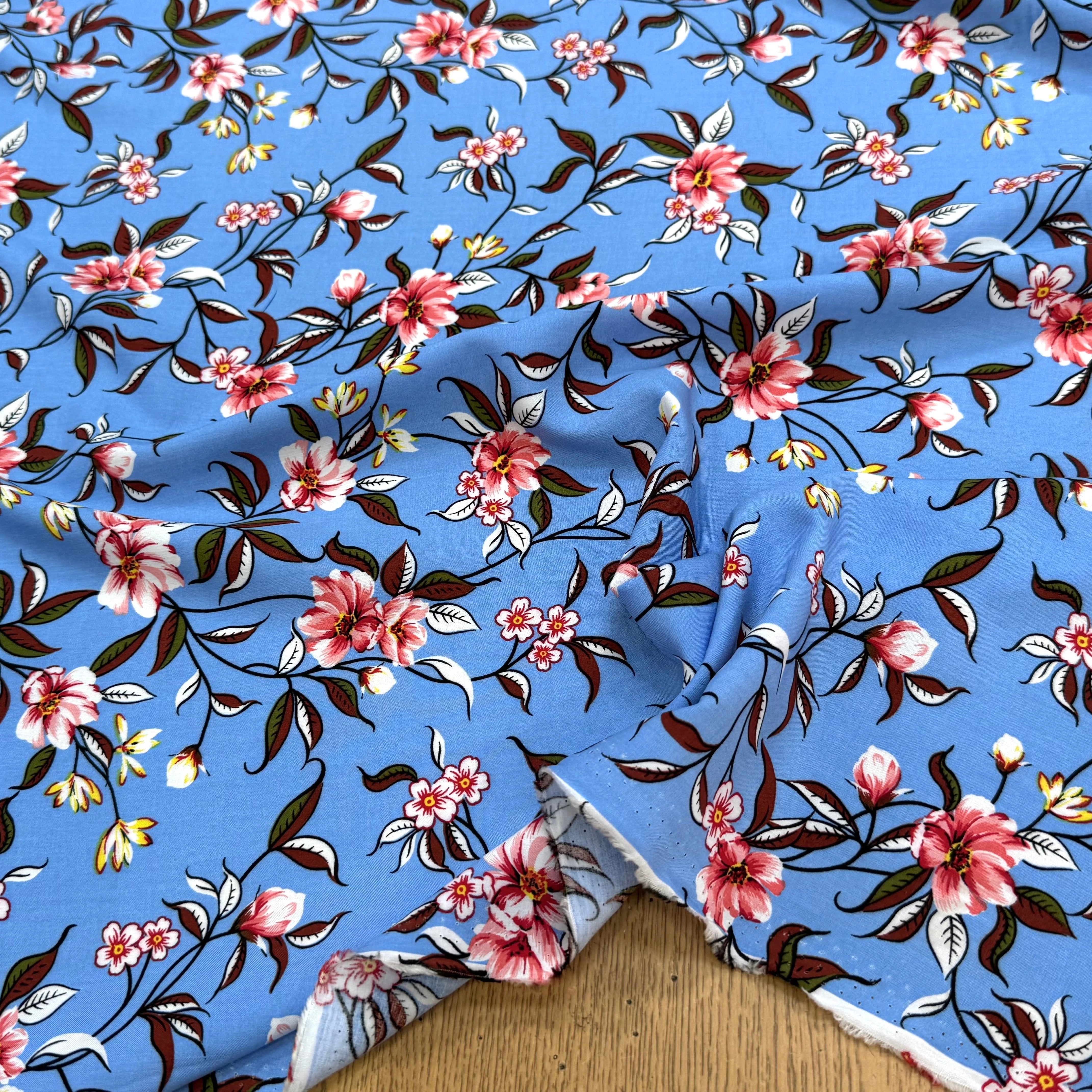 TISSU 100% VISCOSE IMPRIMÉ FOND BLEU CIEL - My Little Coupon