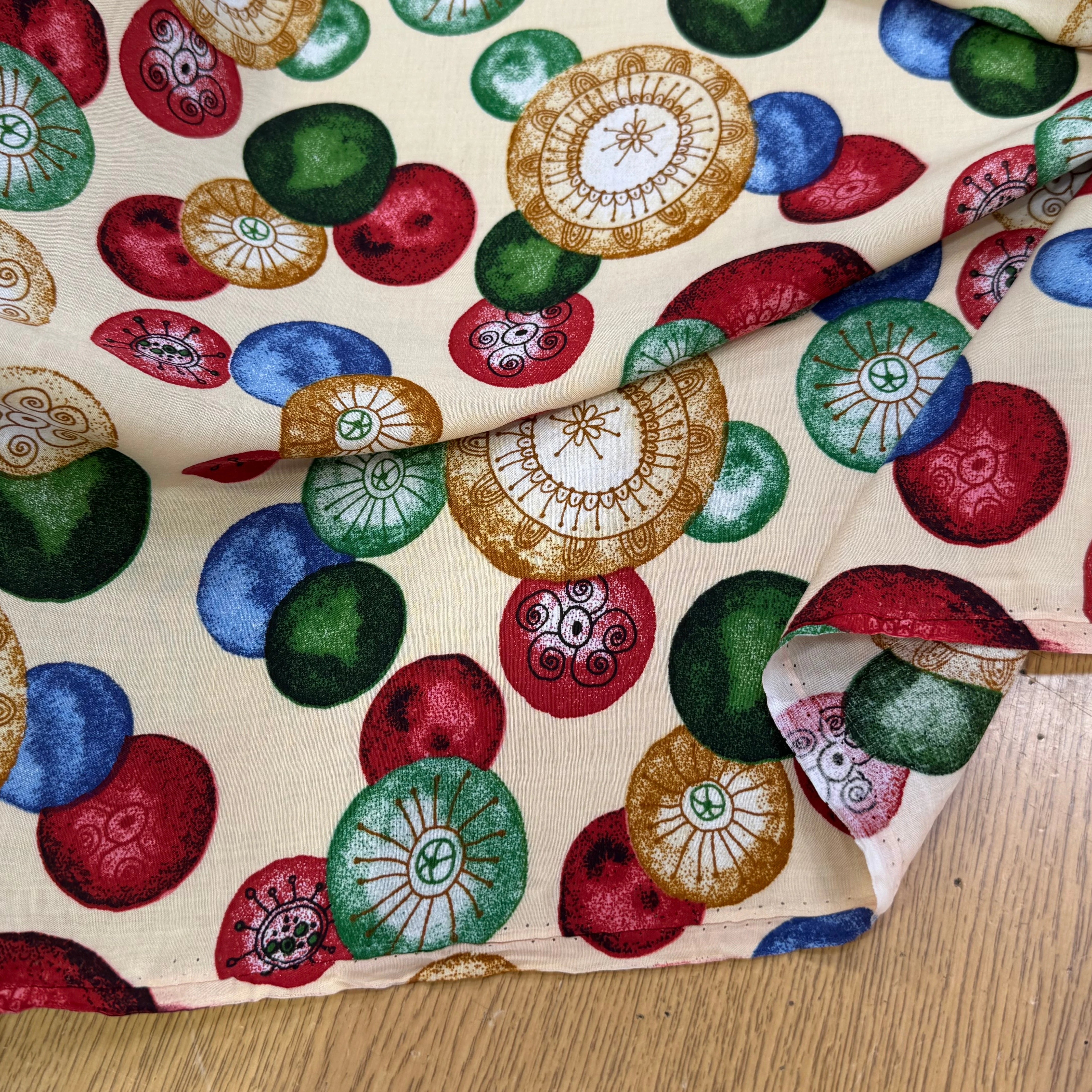 TISSU 100% VISCOSE IMPRIMÉ FOND CREME MOTIFS CIRCULAIRES - My Little Coupon