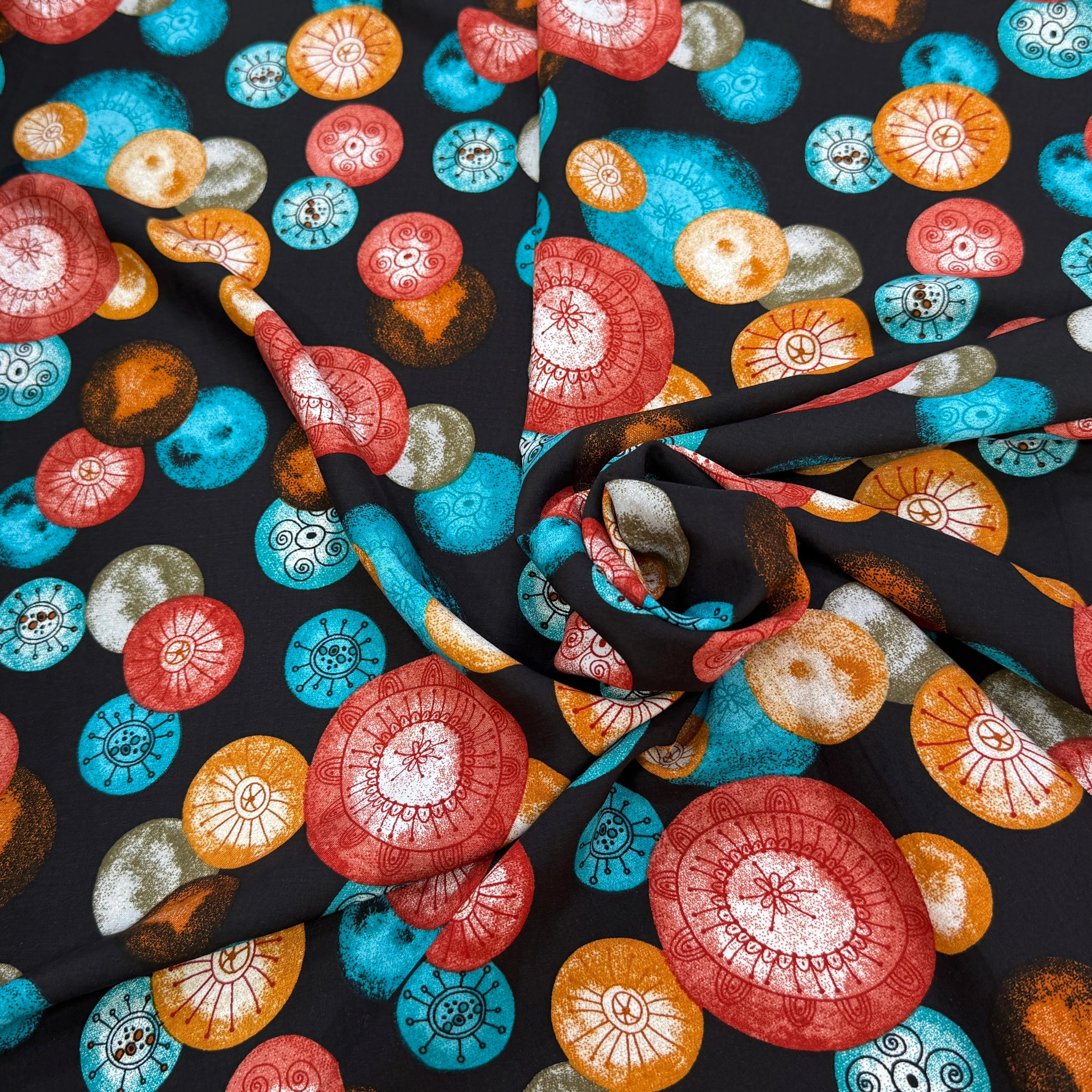 TISSU 100% VISCOSE IMPRIMÉ FOND NOIR MOTIFS CIRCULAIRES - My Little Coupon