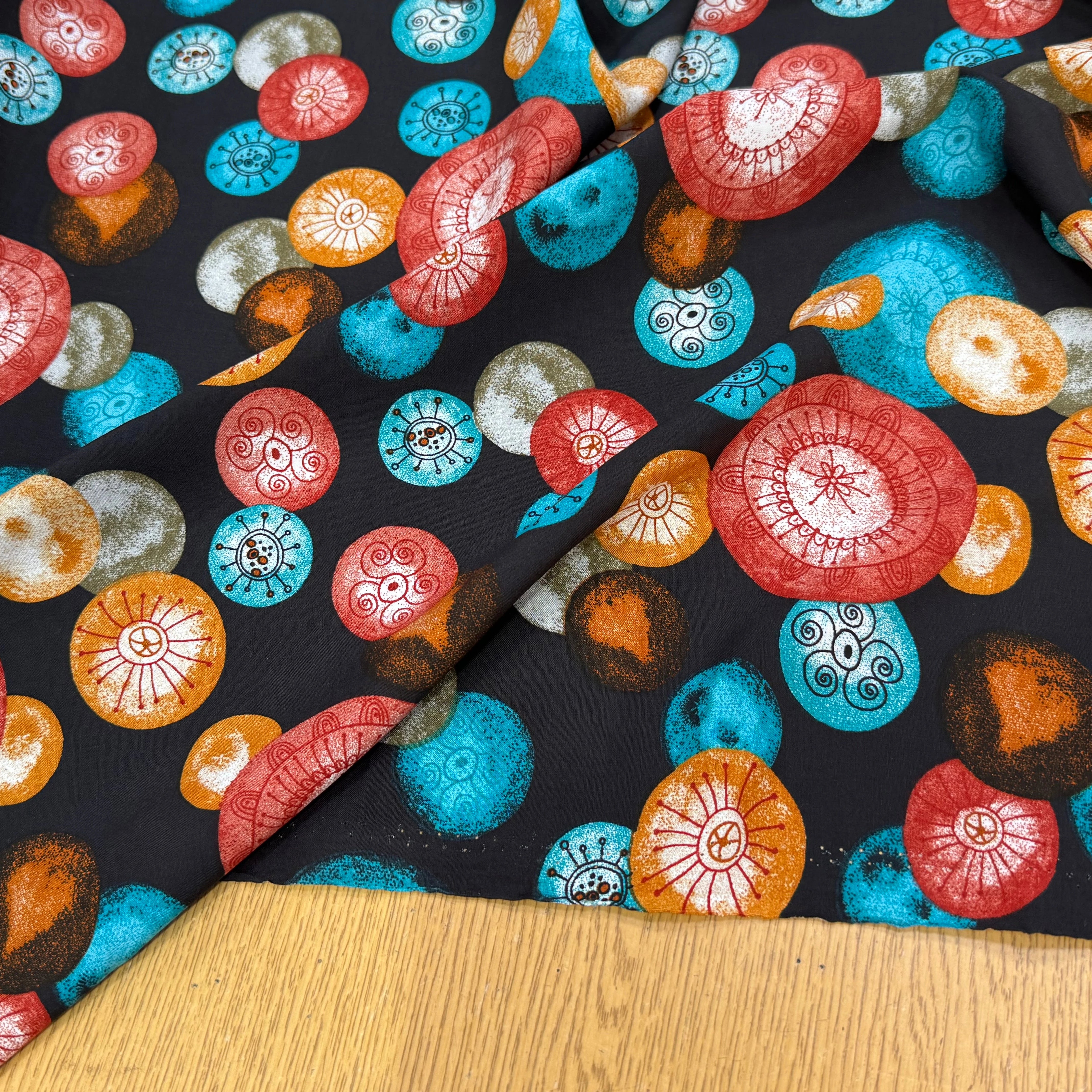 TISSU 100% VISCOSE IMPRIMÉ FOND NOIR MOTIFS CIRCULAIRES - My Little Coupon